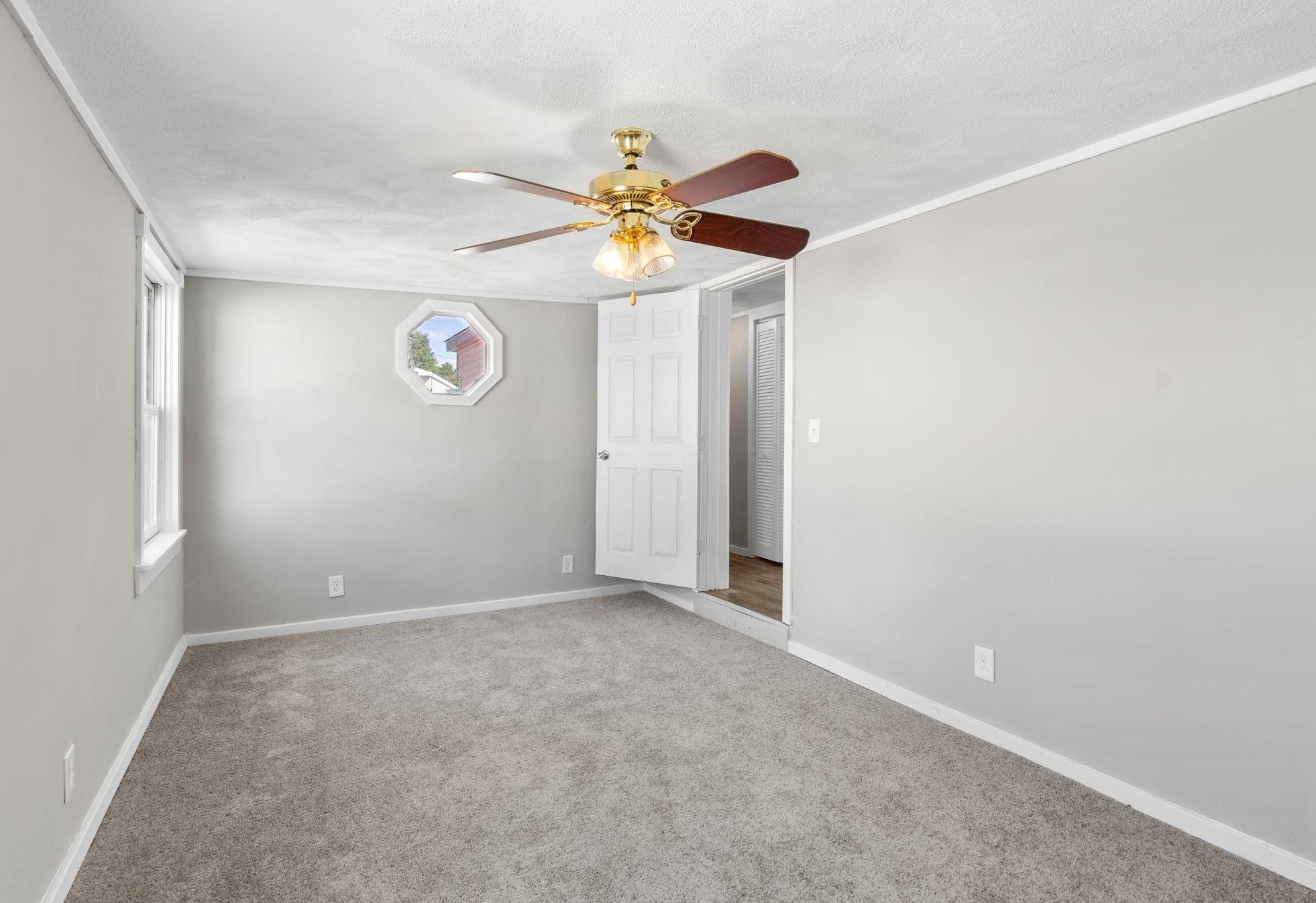 18 Mobile Dr, Hudson NH  03051-3909 exterior