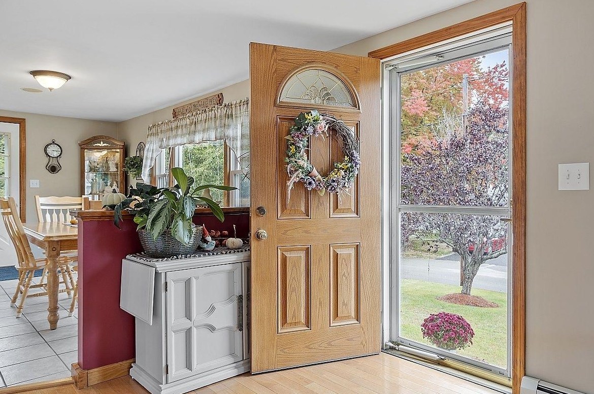 18 Andrews Ave, Hudson NH  03051-4502 exterior