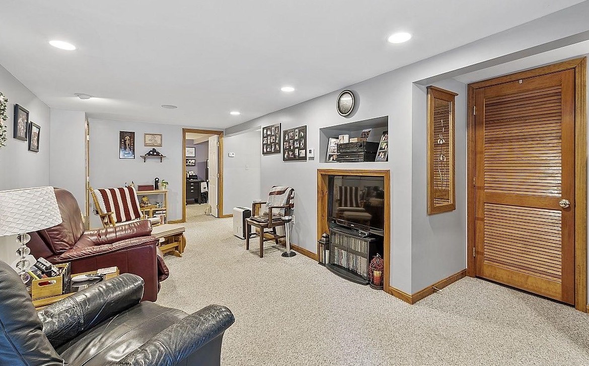 18 Andrews Ave, Hudson NH  03051-4502 exterior