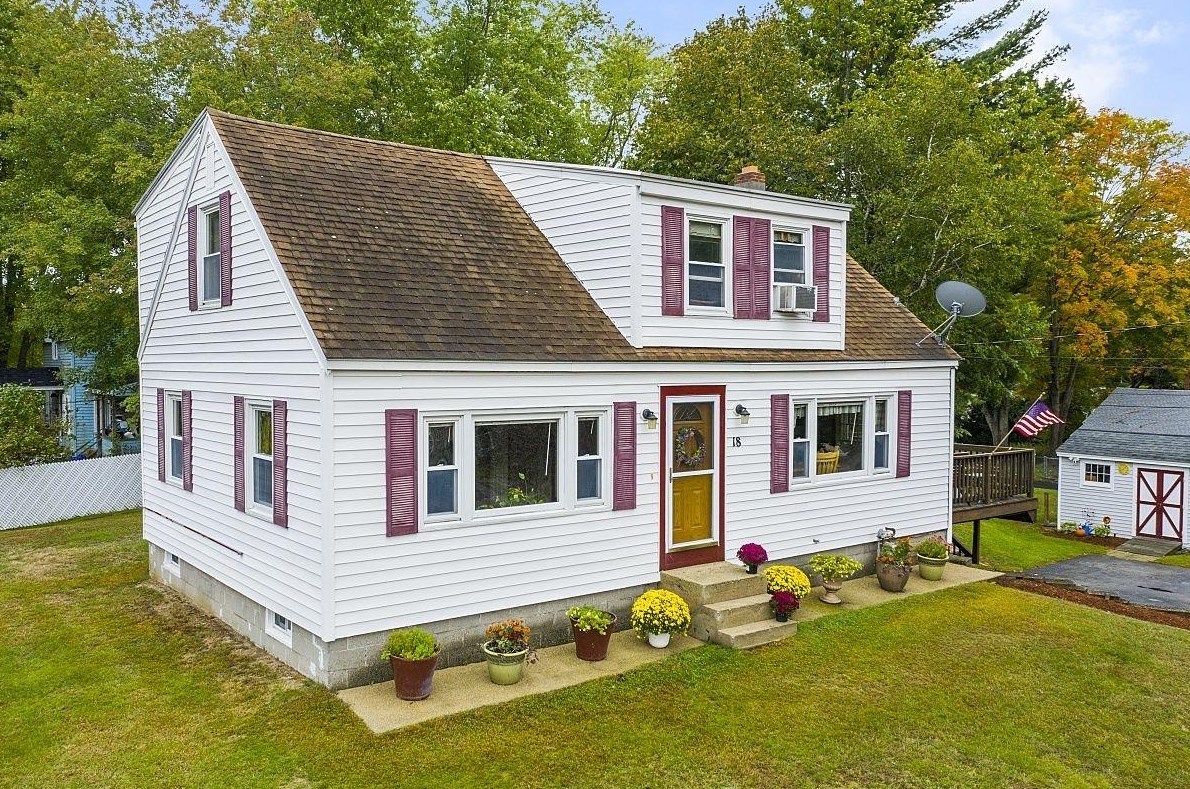 18 Andrews Ave, Hudson NH  03051-4502 exterior