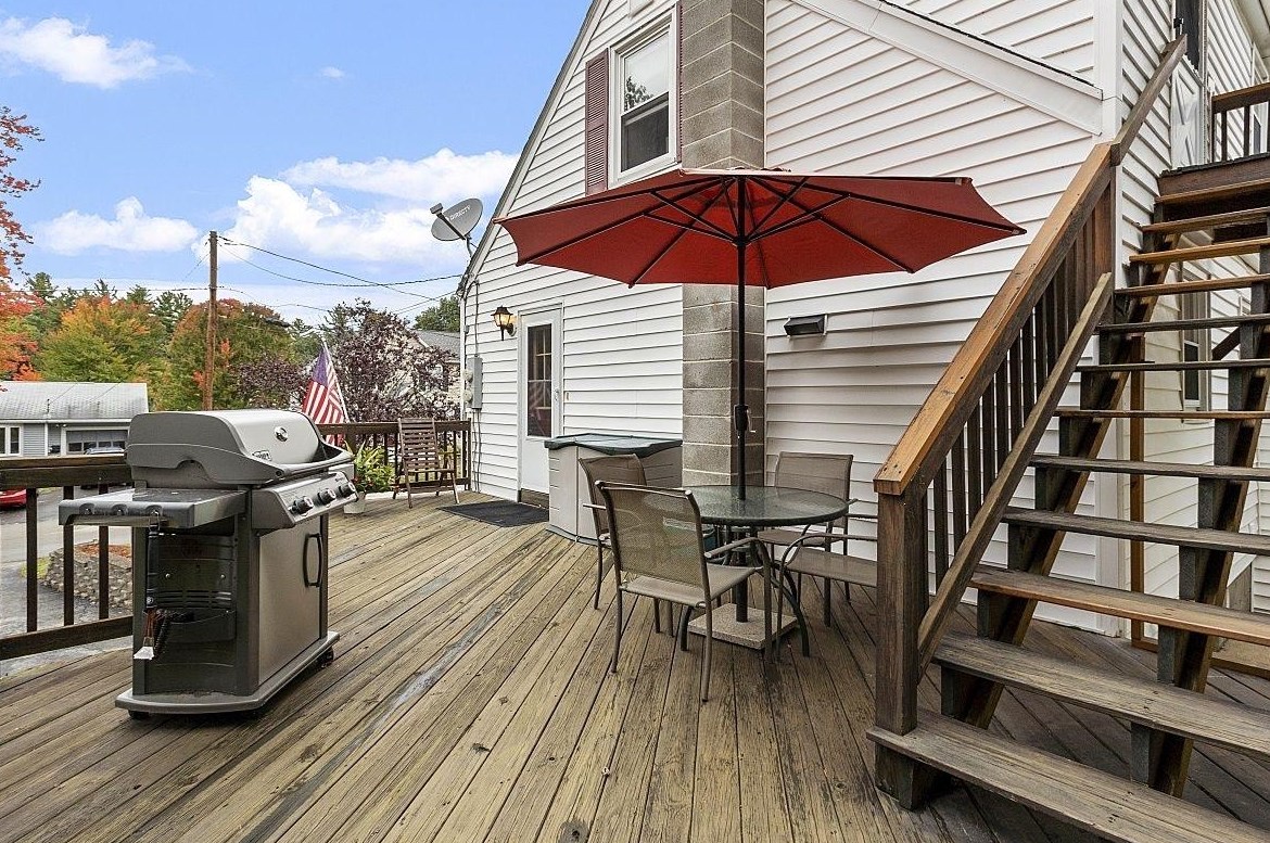 18 Andrews Ave, Hudson NH  03051-4502 exterior