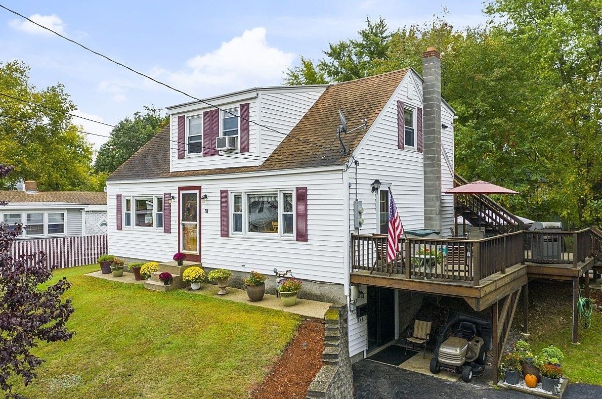 18 Andrews Ave, Hudson NH  03051-4502 exterior