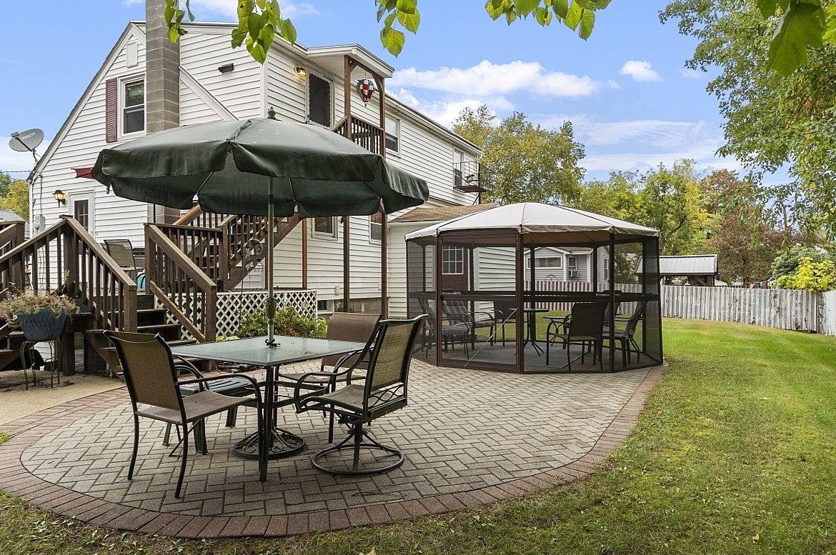 18 Andrews Ave, Hudson NH  03051-4502 exterior