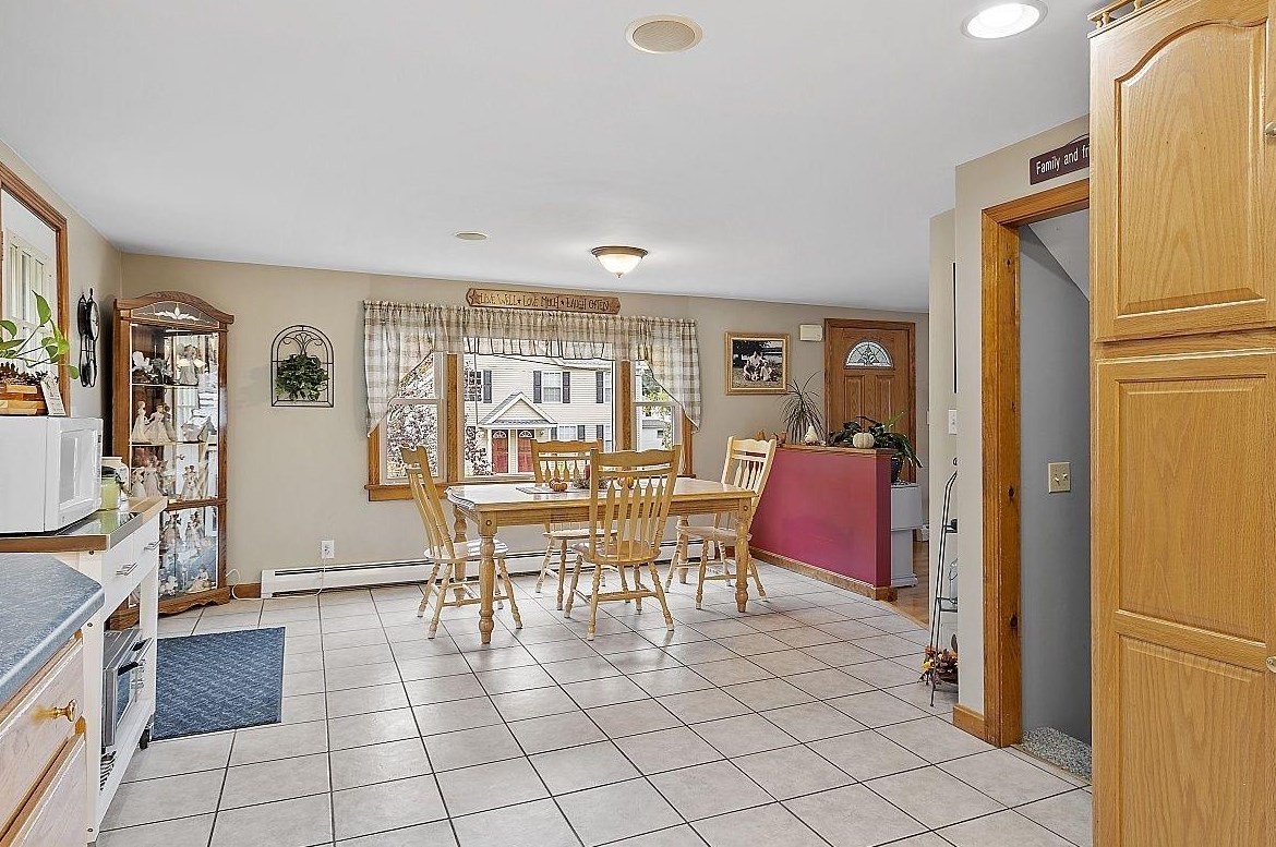 18 Andrews Ave, Hudson NH  03051-4502 exterior