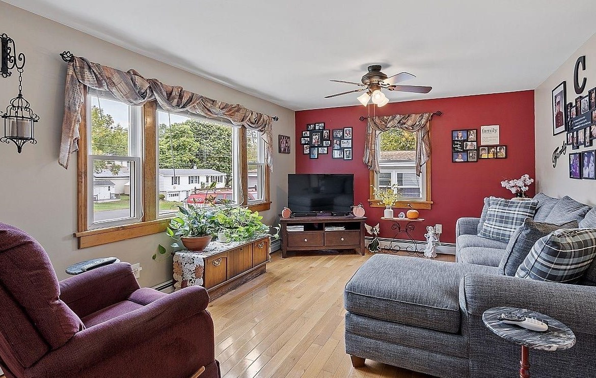 18 Andrews Ave, Hudson NH  03051-4502 exterior