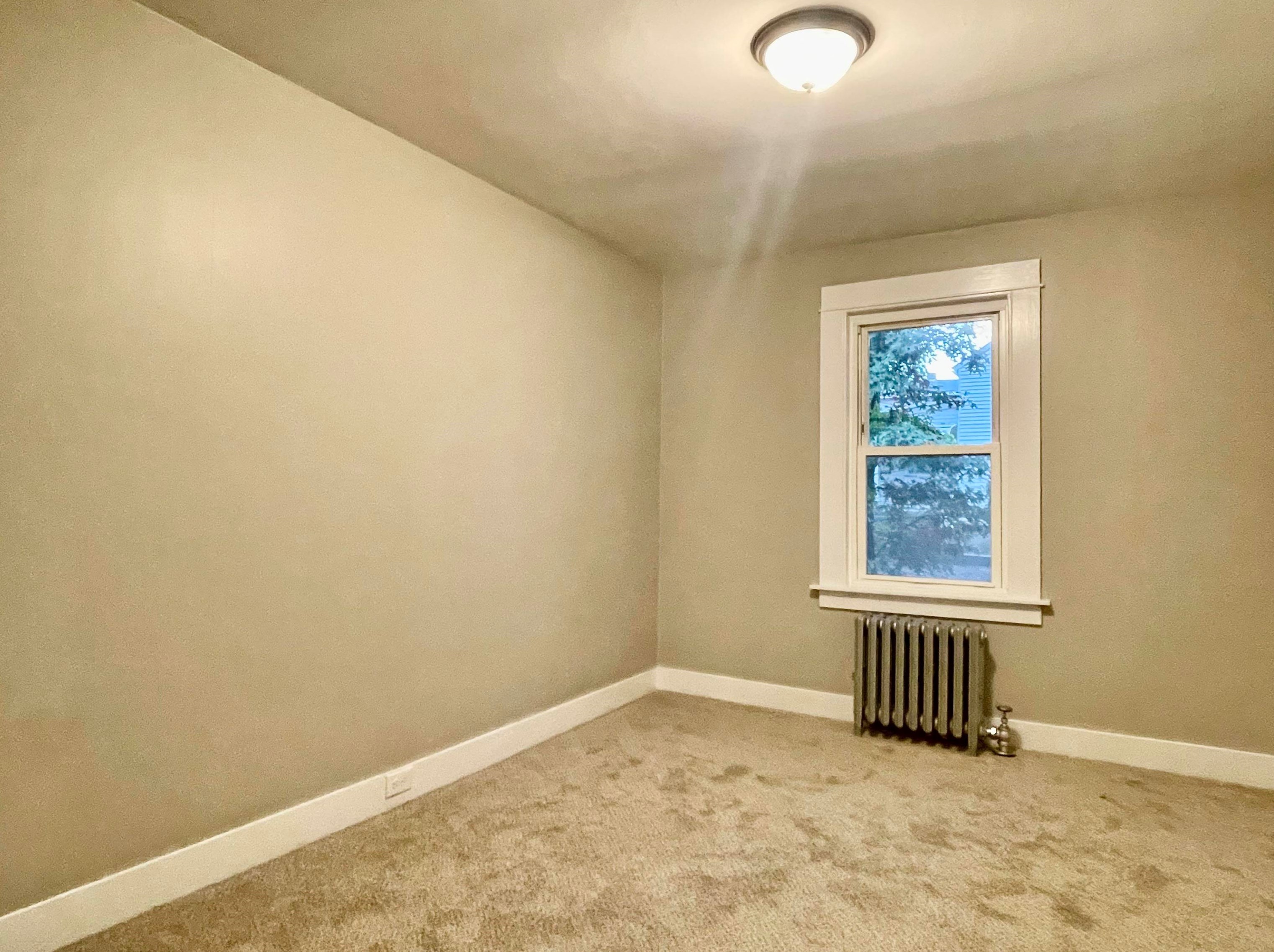 1040 Page St, Manchester NH 03104-5549 exterior