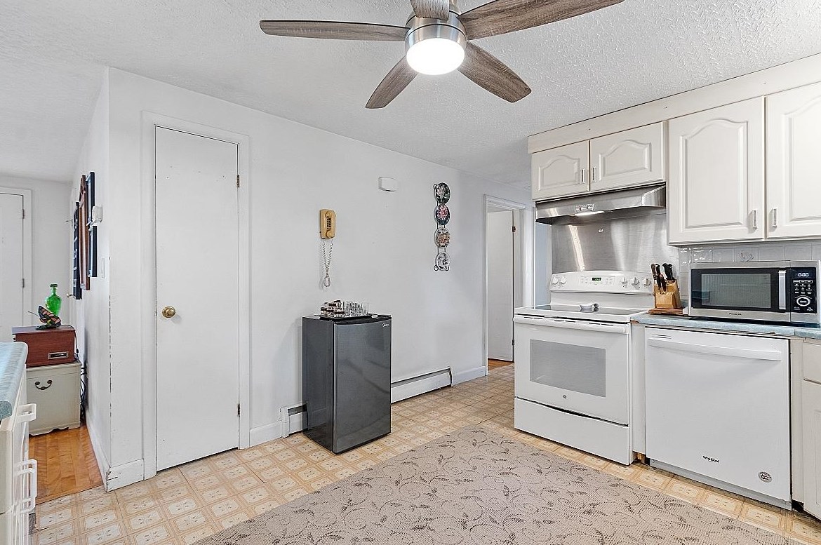 20 Ledge Rd, Hudson NH  03051-3720 exterior