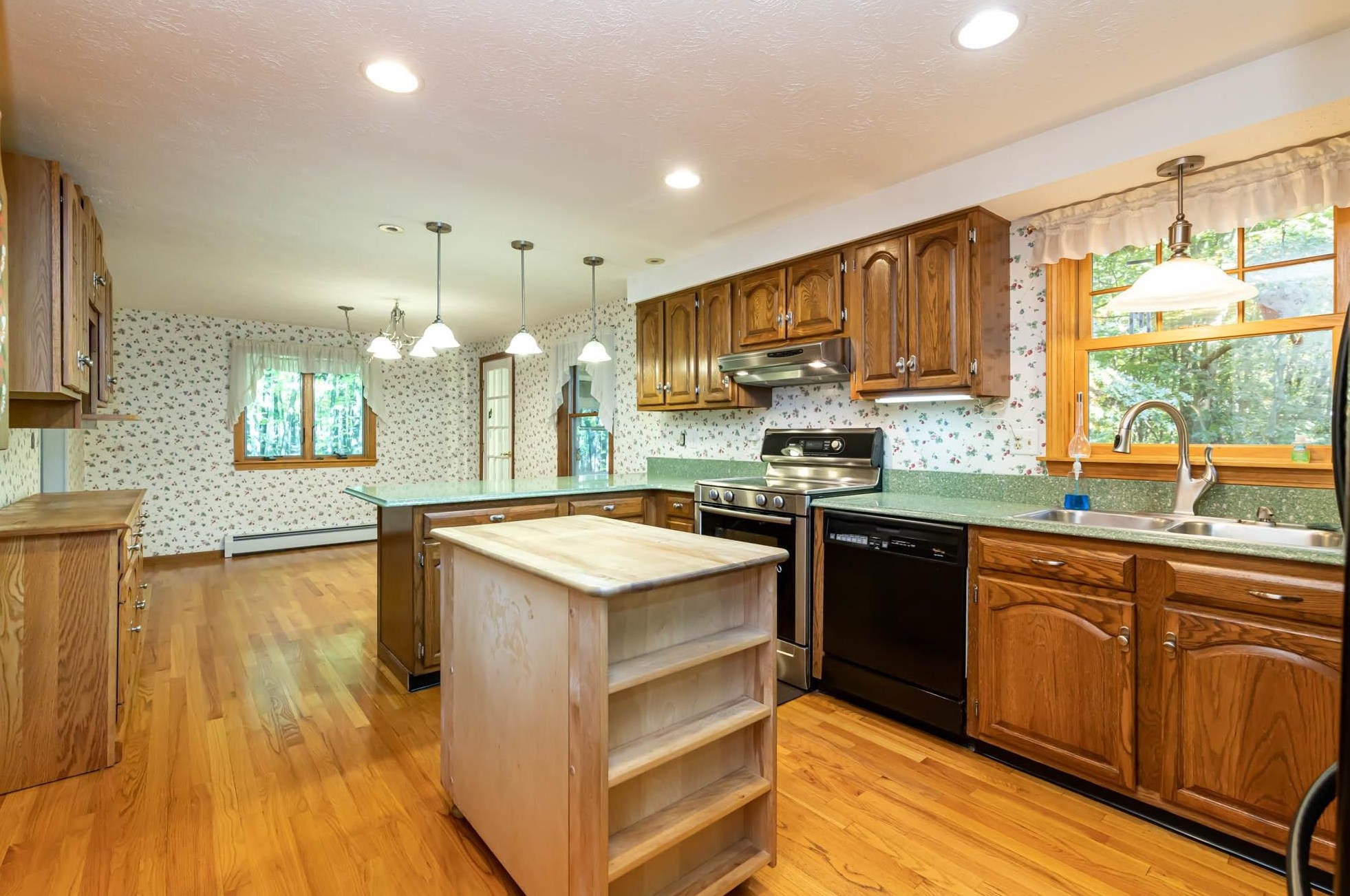 251 Baboosic Lake Rd, Merrimack NH 03054-2361 exterior