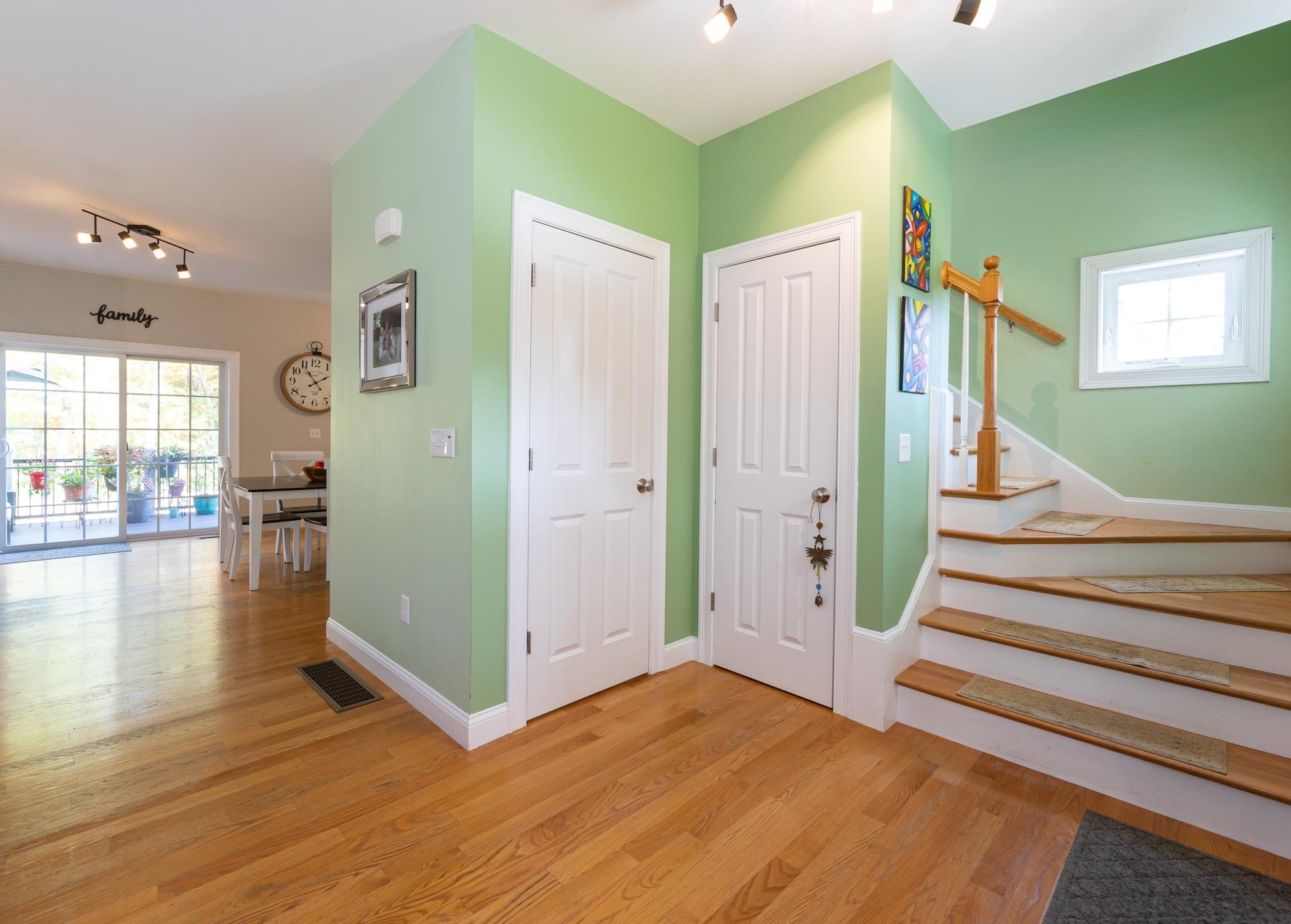 4 Harvest Dr, Derry NH 03038-4872 exterior