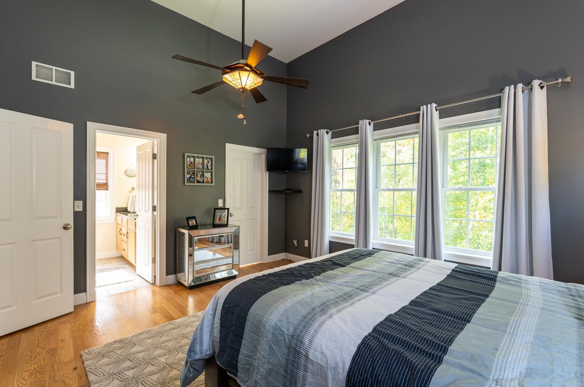 4 Harvest Dr, Derry NH 03038-4872 exterior