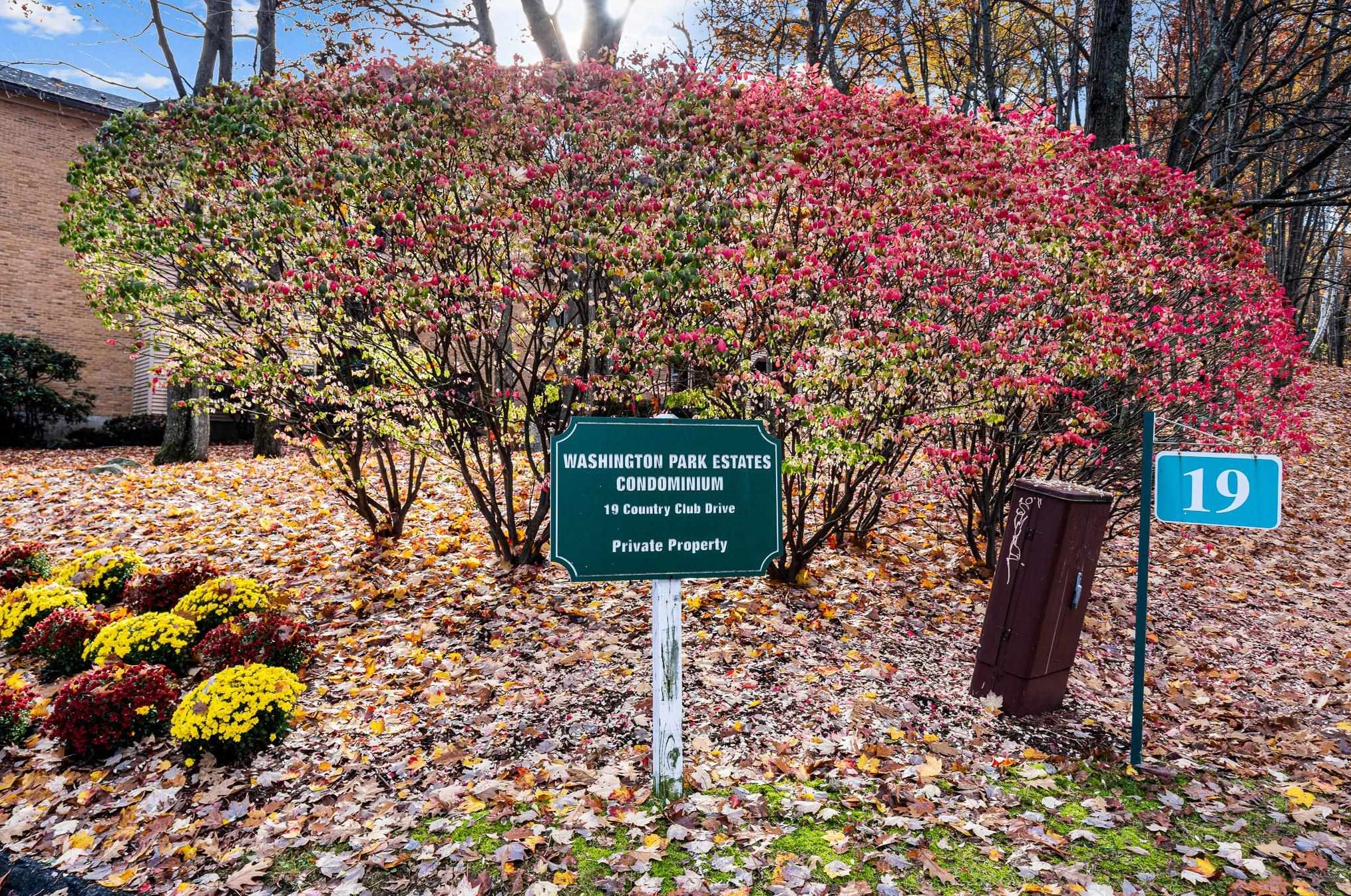19 Country Club Dr, Manchester NH  03102-8702 exterior