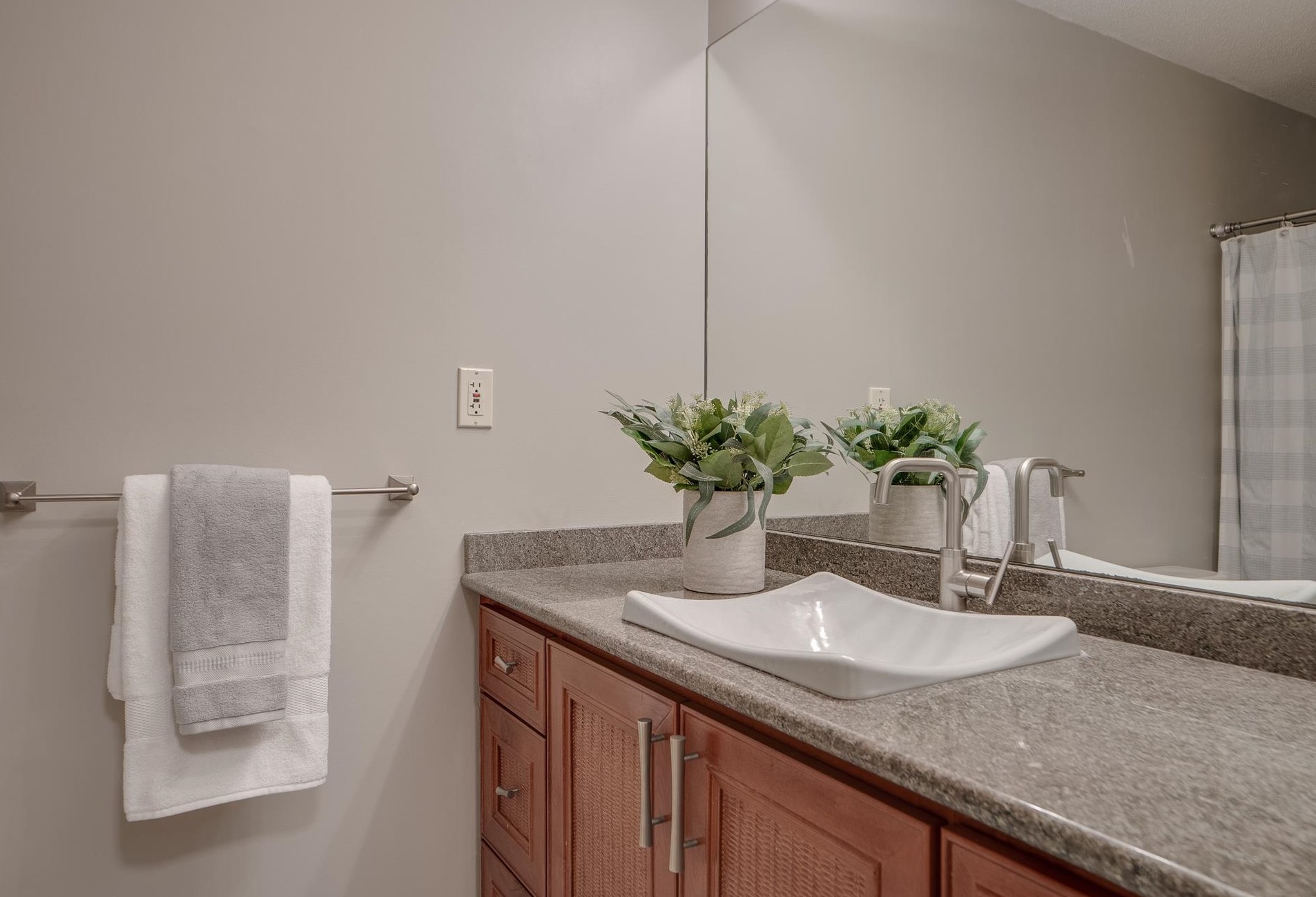 77 Oriole Dr, Manchester NH  03110-4424 exterior