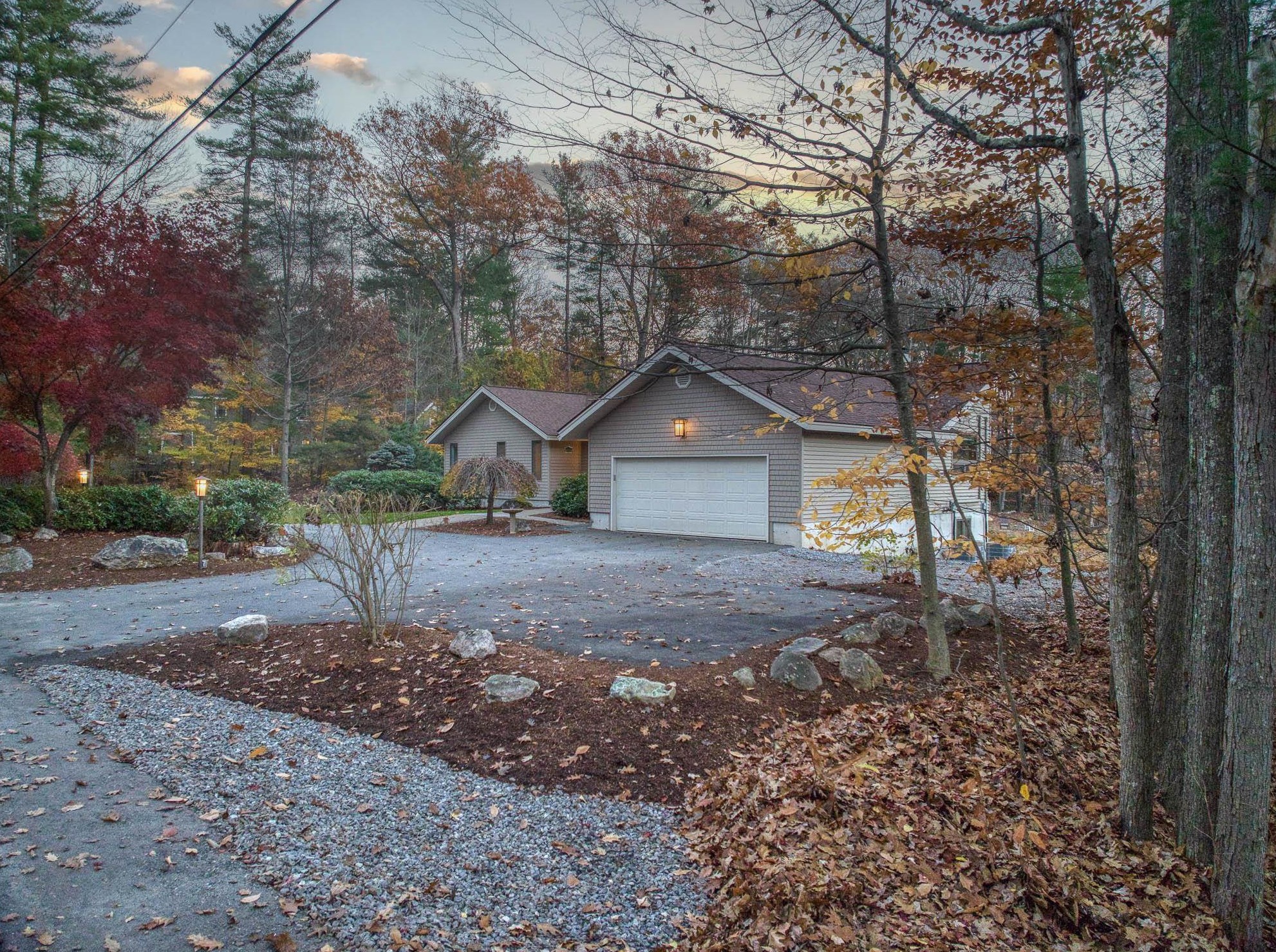 77 Oriole Dr, Manchester NH  03110-4424 exterior