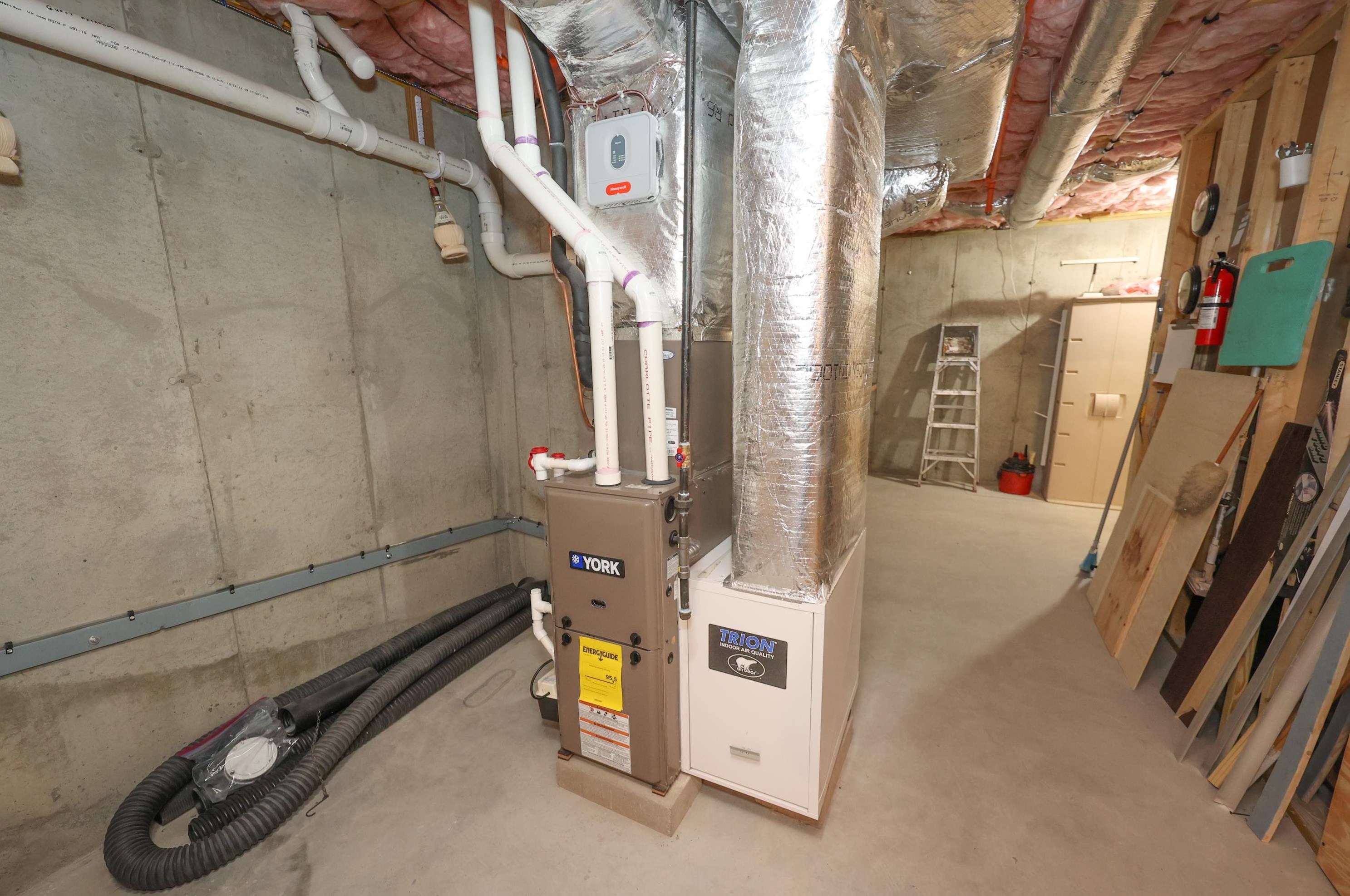 179 Knollwood Way, Manchester NH  03102 exterior