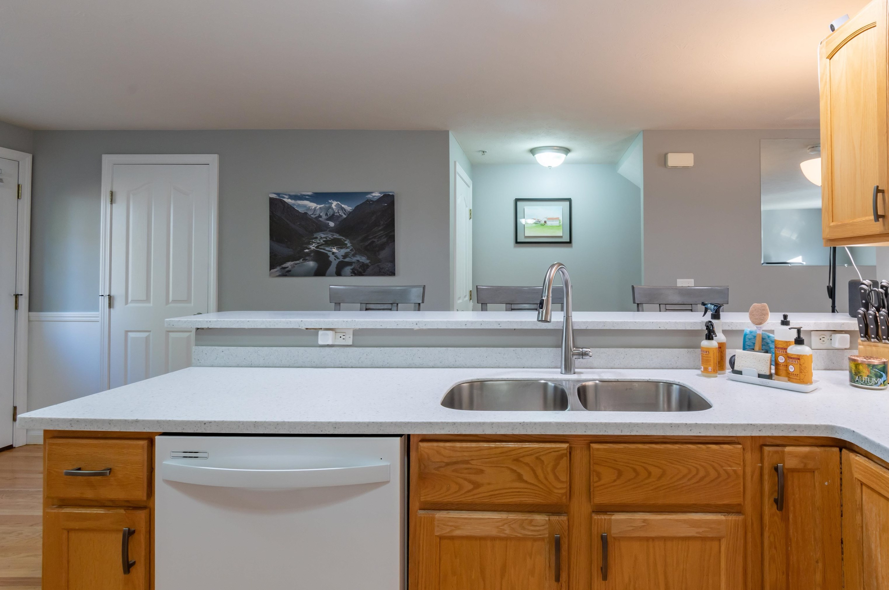 12 Eastwood Way, Manchester NH 03103 exterior