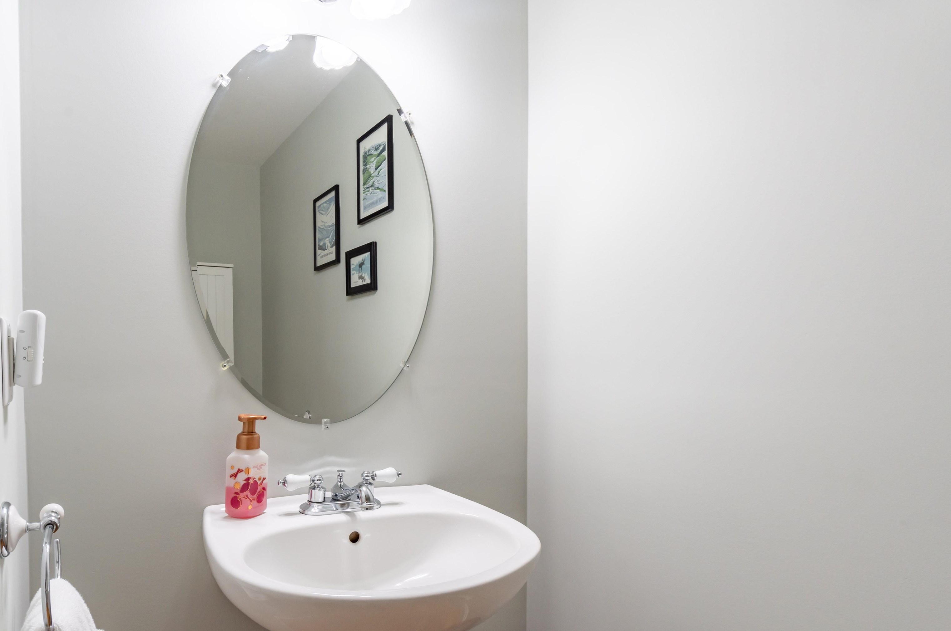 12 Eastwood Way, Manchester NH 03103 exterior