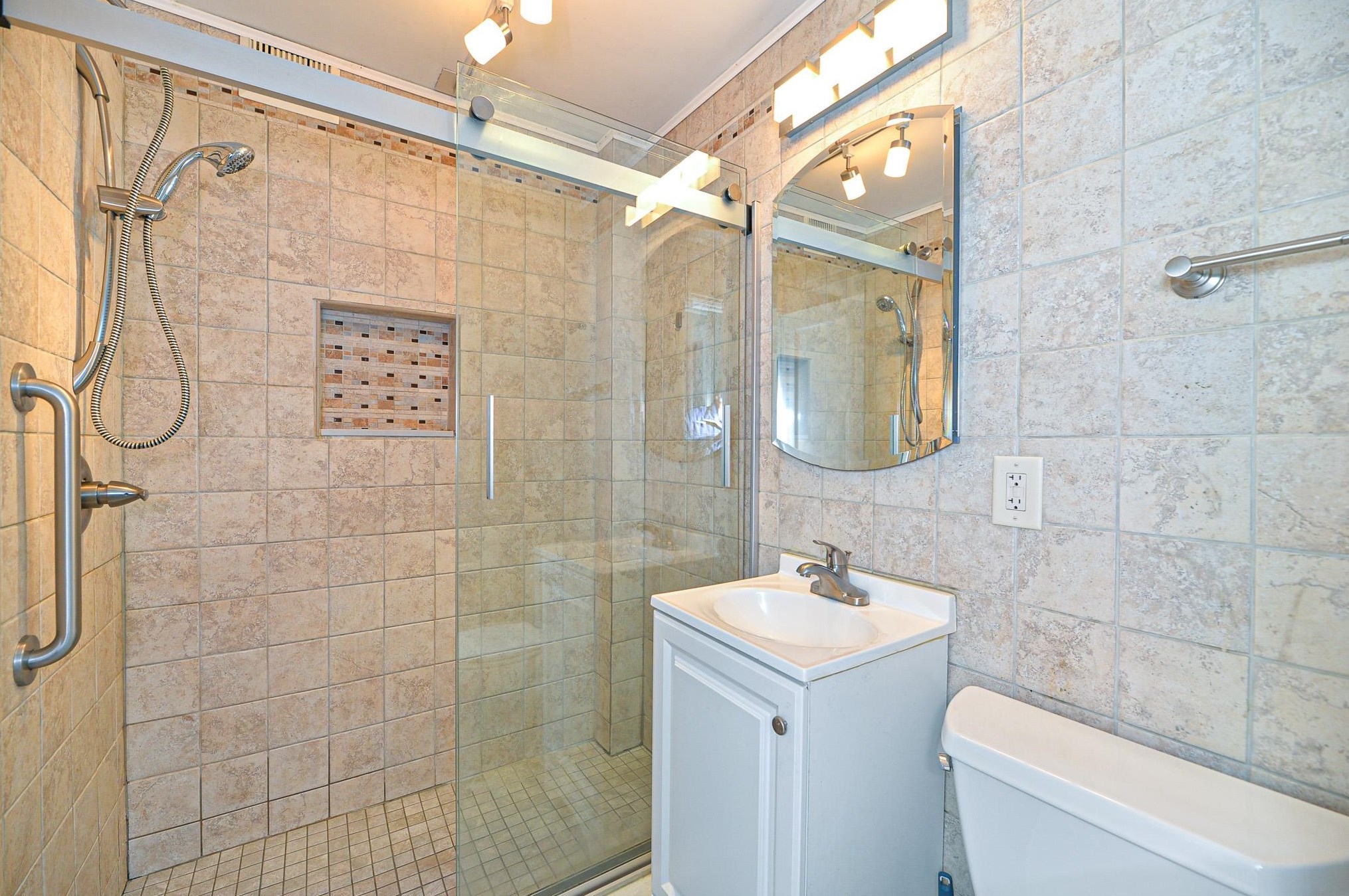 43 Belmont St, Manchester NH 03103-4210 exterior