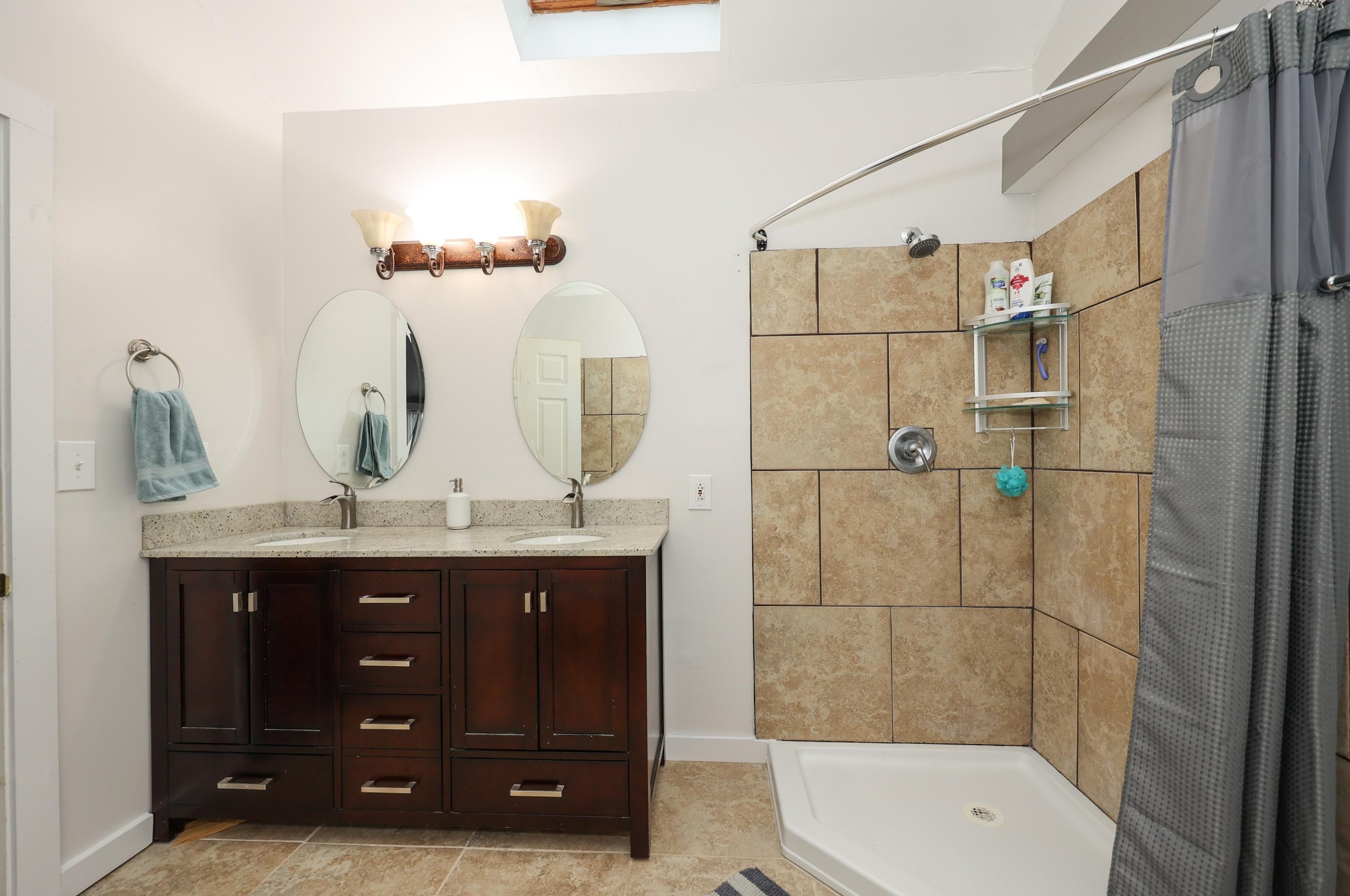 19 Maple St, Manchester NH  03106-1509 exterior