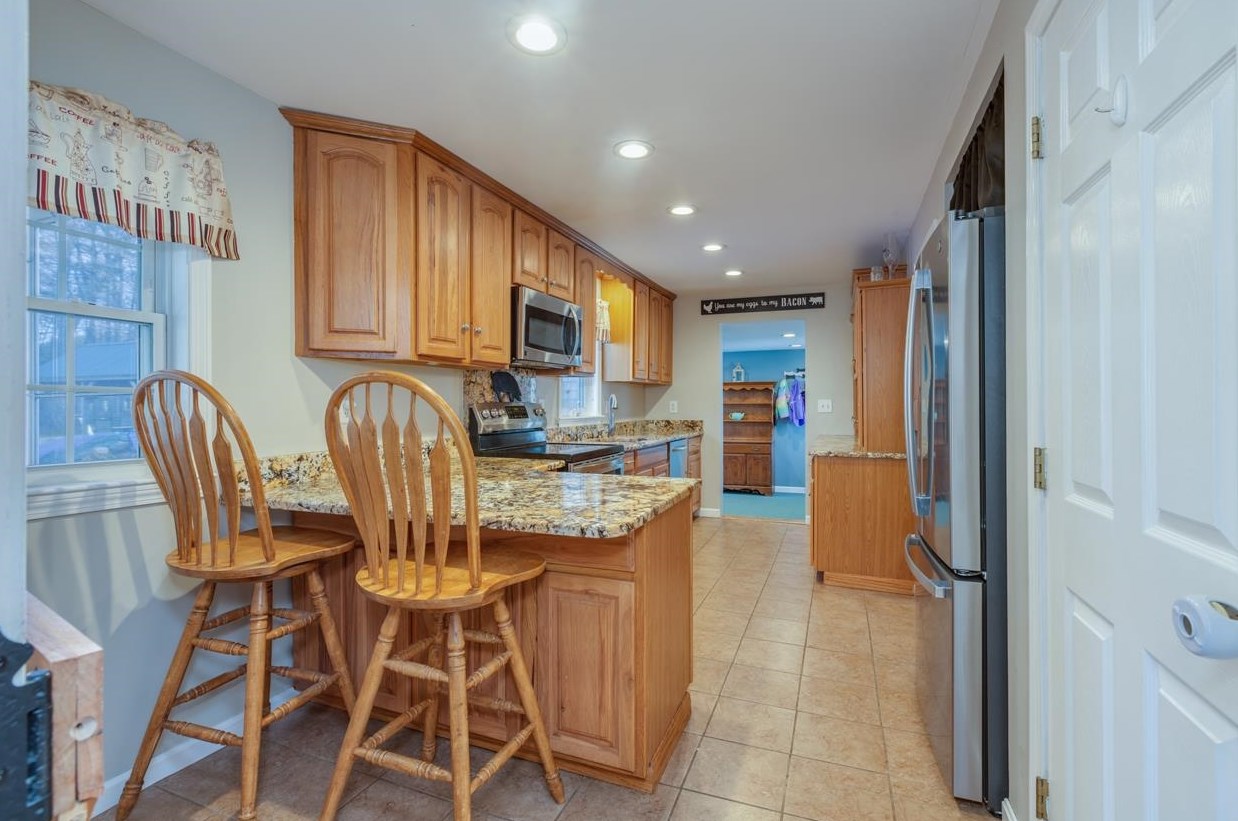 129 Charles Bancroft Hwy, Hudson NH  03052-2409 exterior