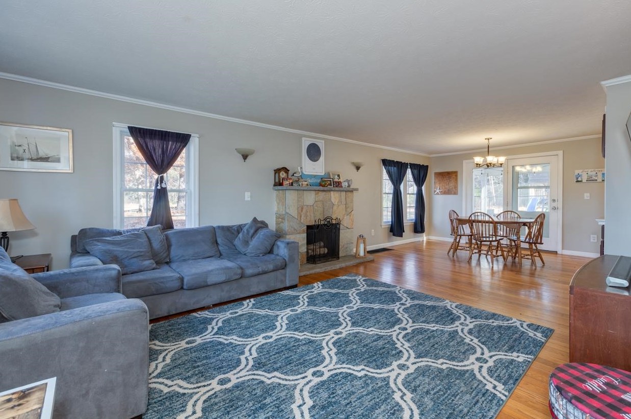 129 Charles Bancroft Hwy, Hudson NH  03052-2409 exterior