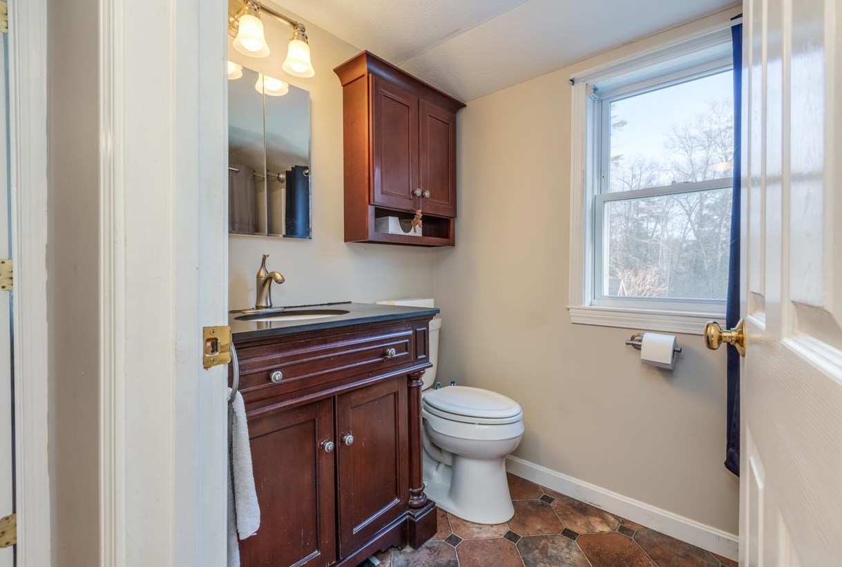 129 Charles Bancroft Hwy, Hudson NH  03052-2409 exterior