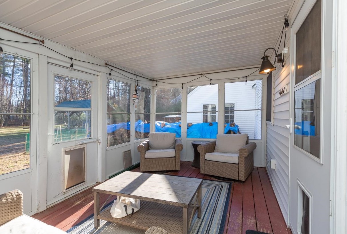 129 Charles Bancroft Hwy, Hudson NH  03052-2409 exterior