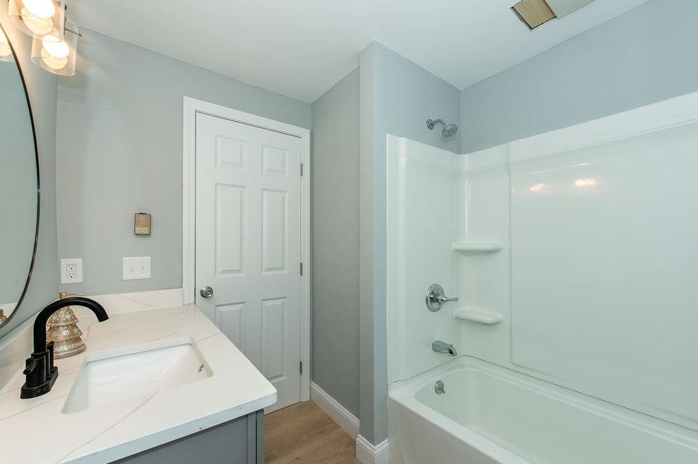 6 Thomas St, Rochester NH  03867-4345 exterior