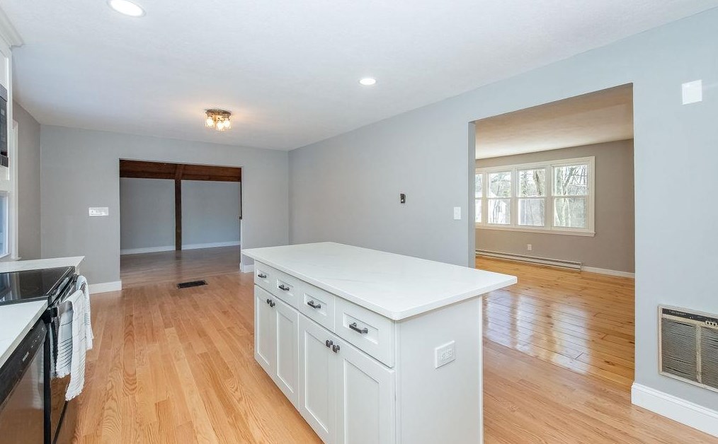 6 Thomas St, Rochester NH  03867-4345 exterior