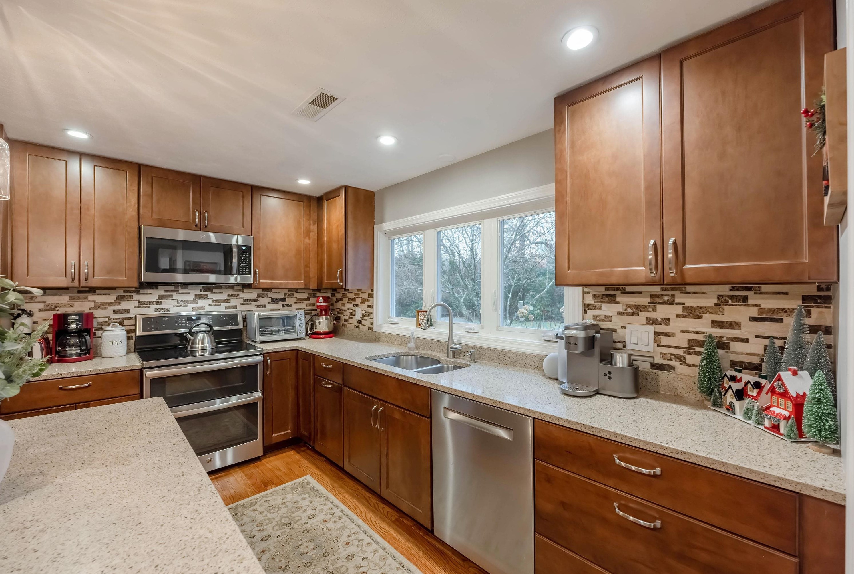 6 Johnson Dr, Plaistow NH  03865-2521 exterior