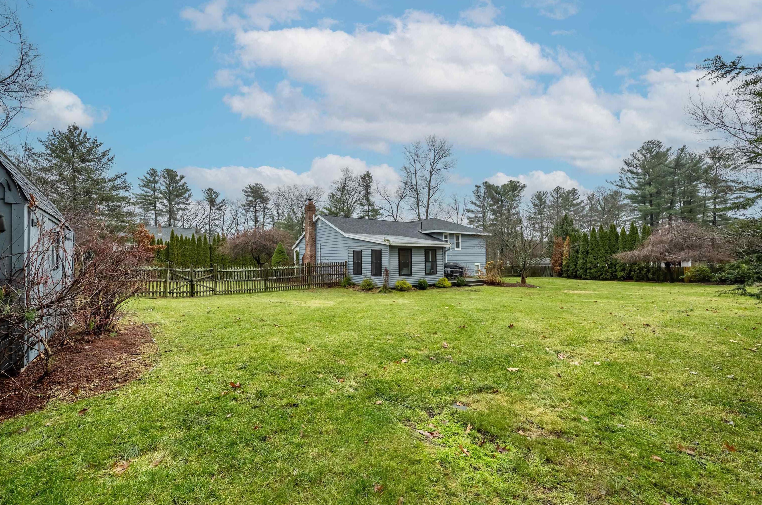 6 Johnson Dr, Plaistow NH  03865-2521 exterior