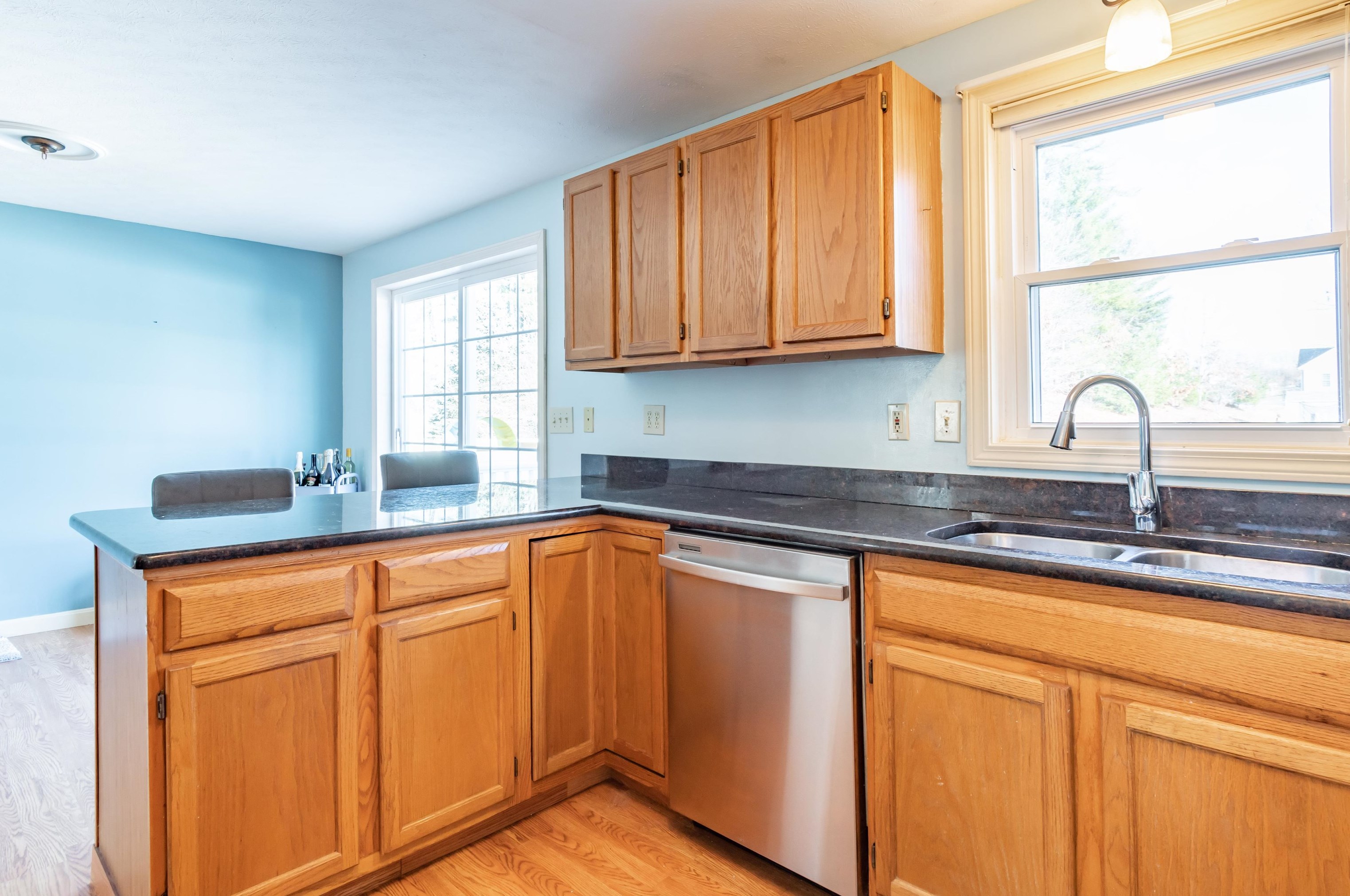 361 Aaron Dr, Manchester NH  03109-5961 exterior