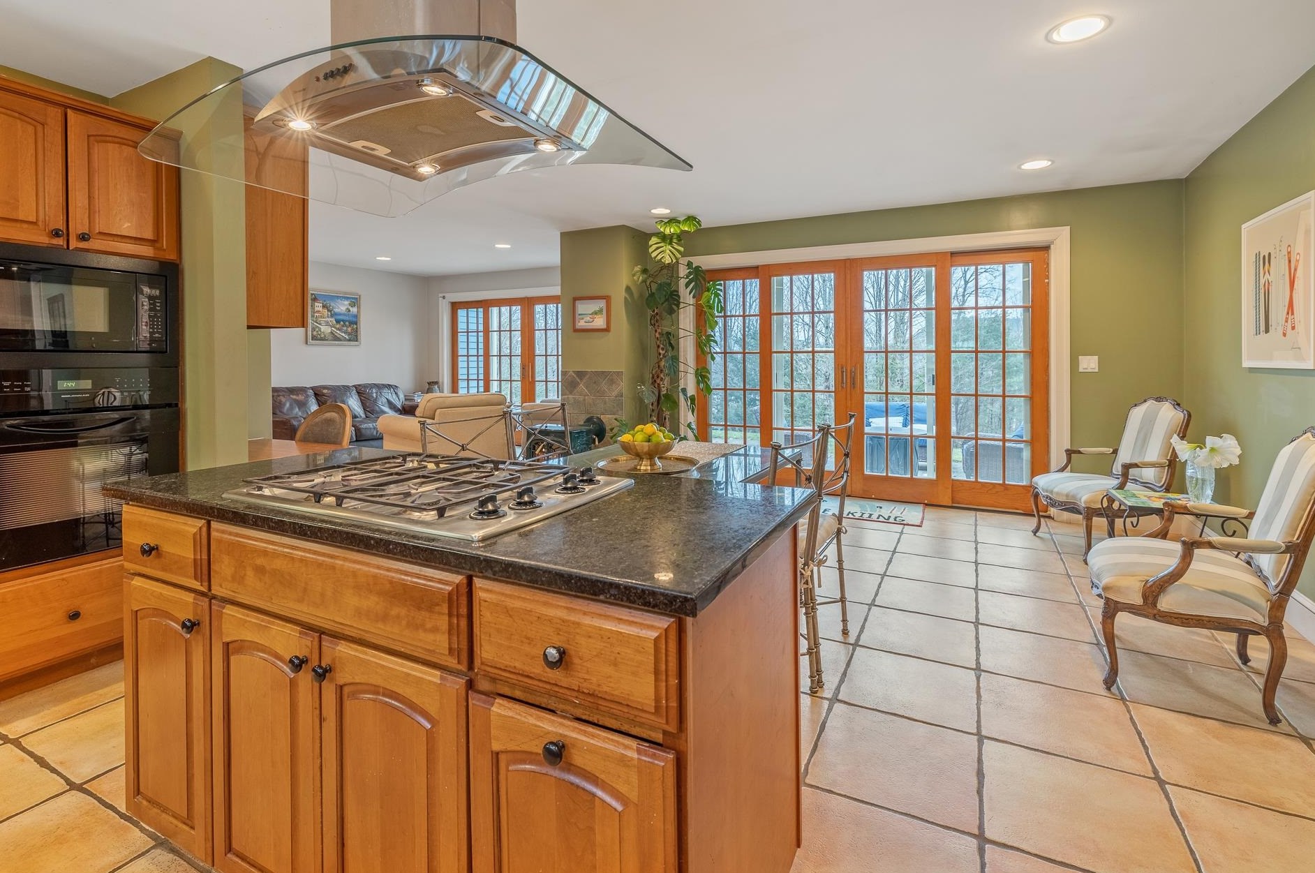 1 Tavern Ln, Lyme NH  03768-3325 exterior