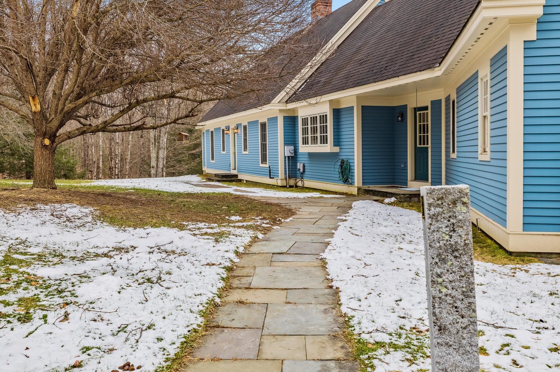 1 Tavern Ln, Lyme NH  03768-3325 exterior