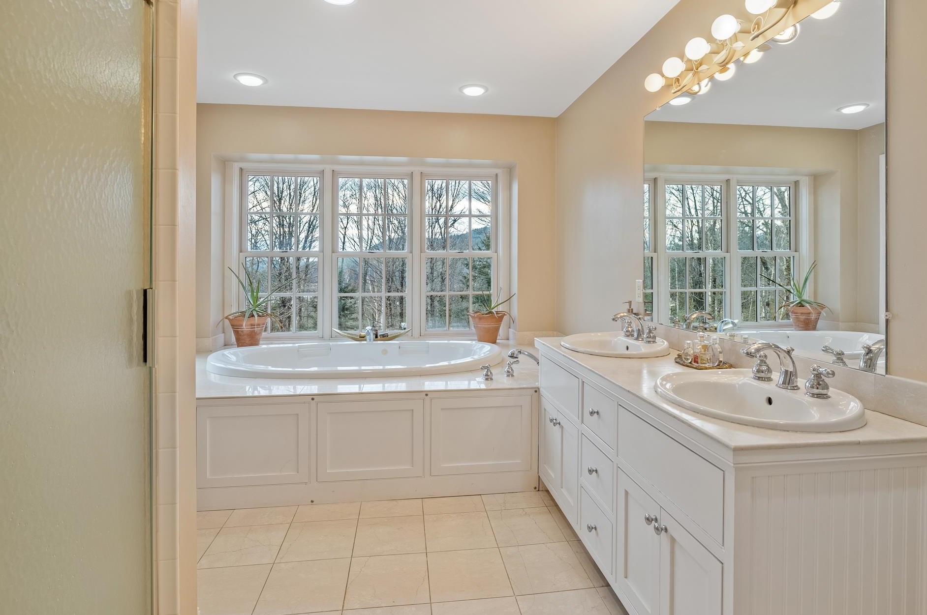 1 Tavern Ln, Lyme NH  03768-3325 exterior