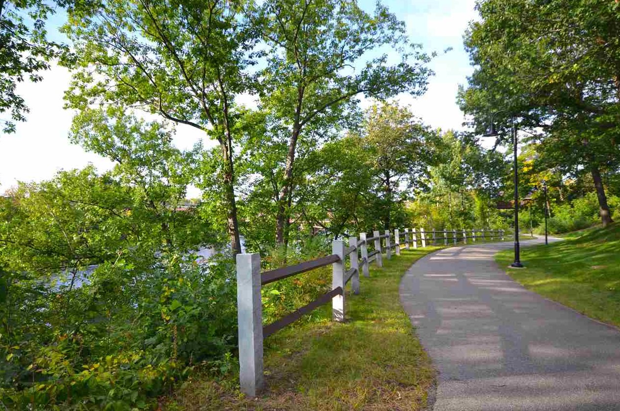 118 Riverwalk Way, Manchester NH  03101-2642 exterior