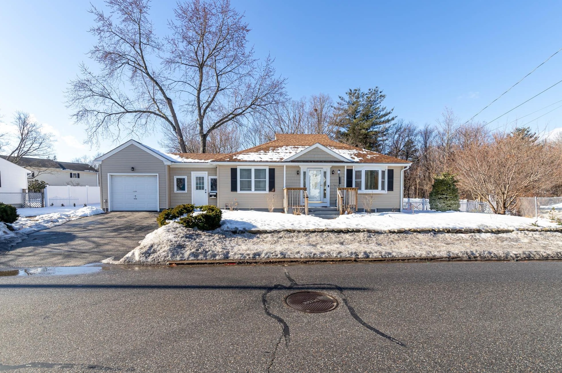 428 Mast Rd, Manchester NH  03102-3325 exterior