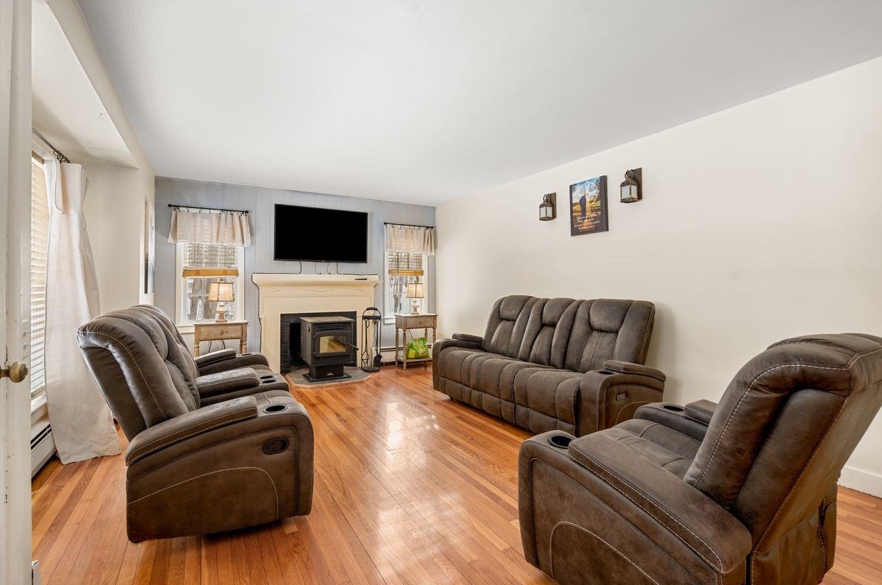 11 Mcelwain St, Merrimack NH  03054-3664 exterior
