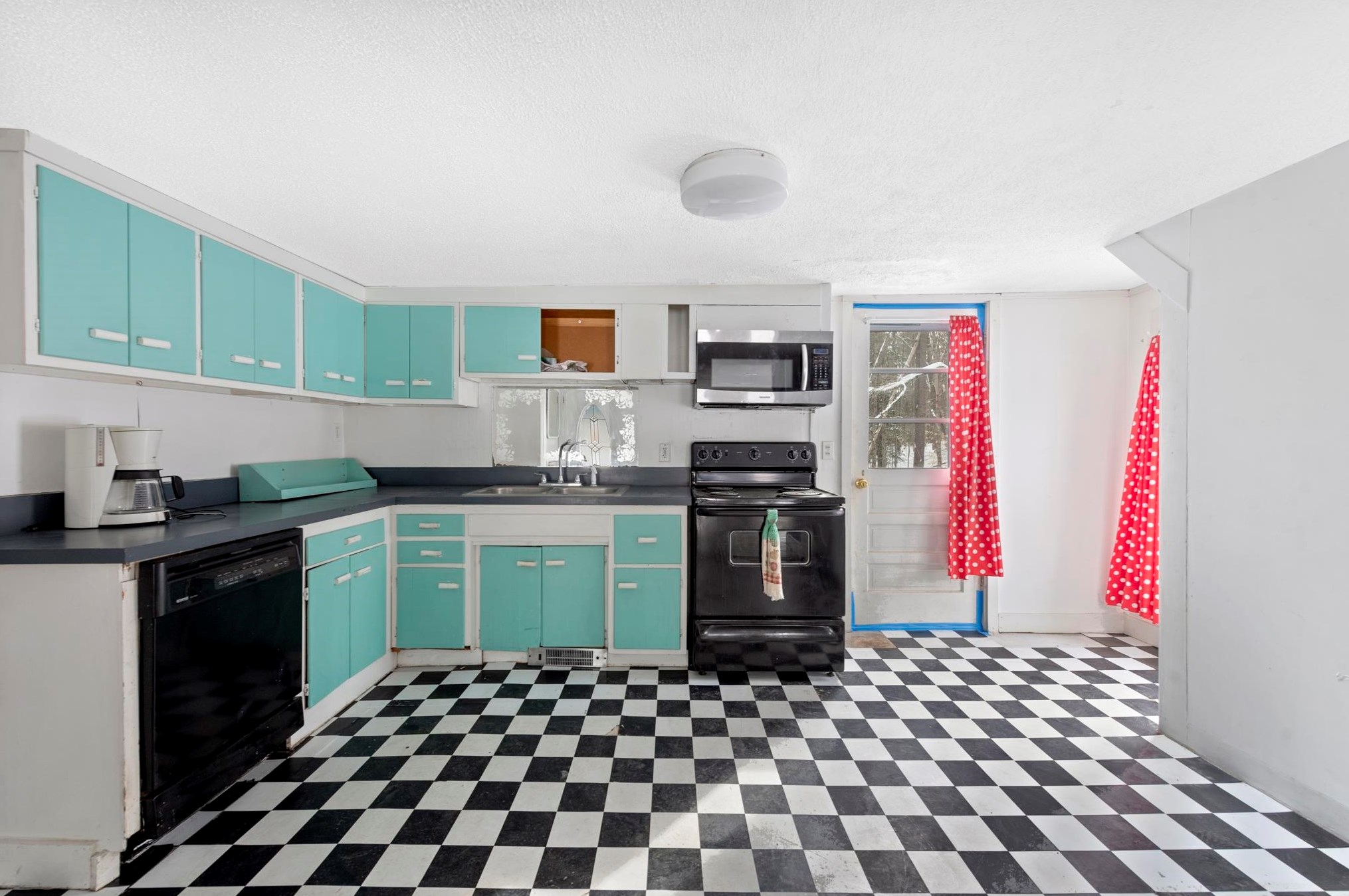 39 Pleasant St, Bridgewater NH  03264-1117 exterior