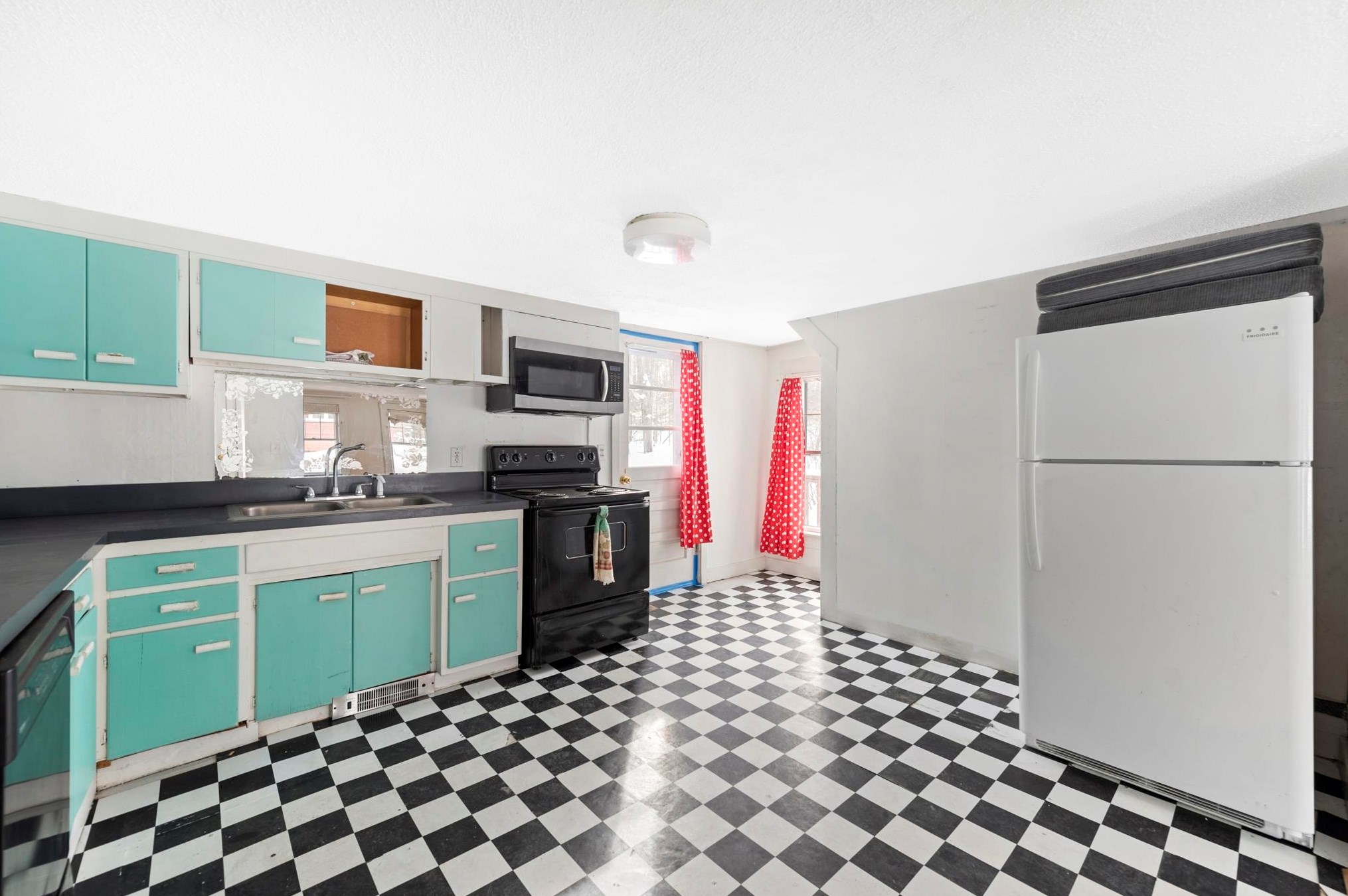 39 Pleasant St, Bridgewater NH  03264-1117 exterior