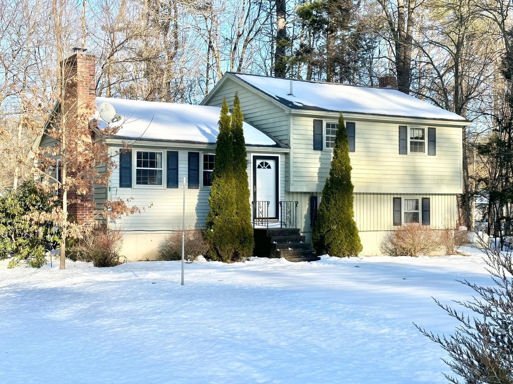 11 Collins Ave, Merrimack NH  03054-3246 exterior