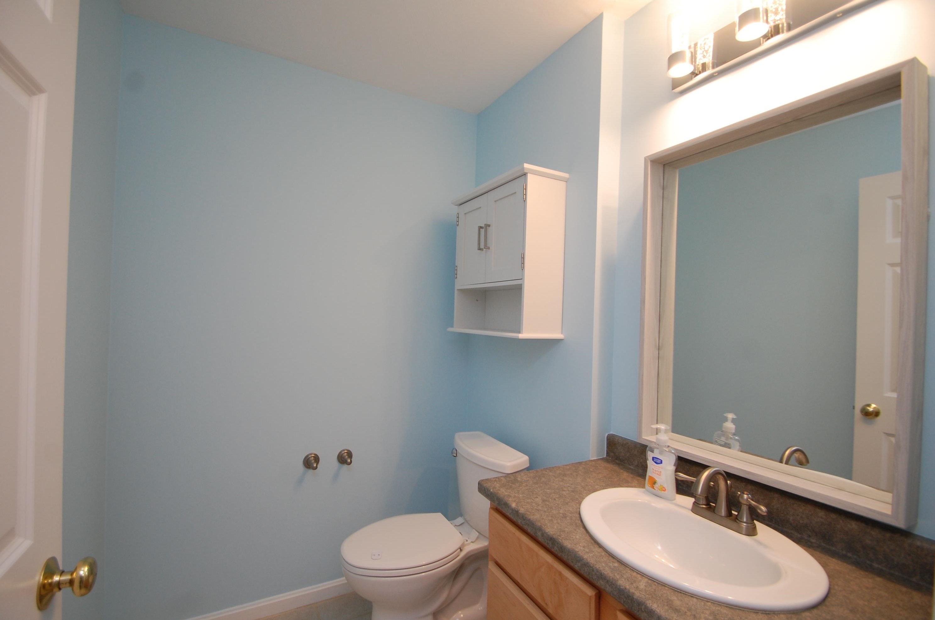 721 Mammoth Rd, Manchester NH  03109-5012 exterior