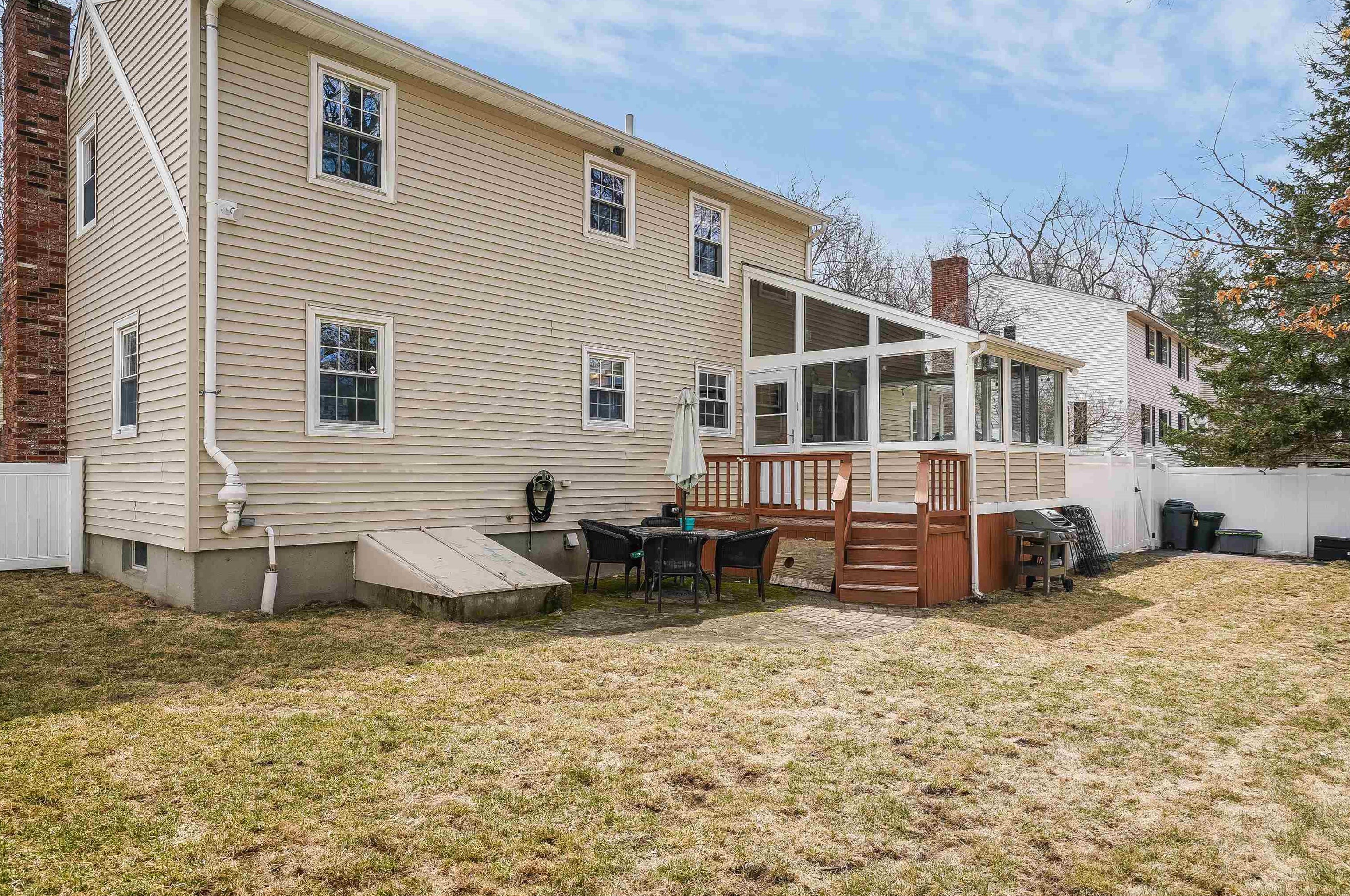 426 Medford St, Manchester NH  03109-4528 exterior