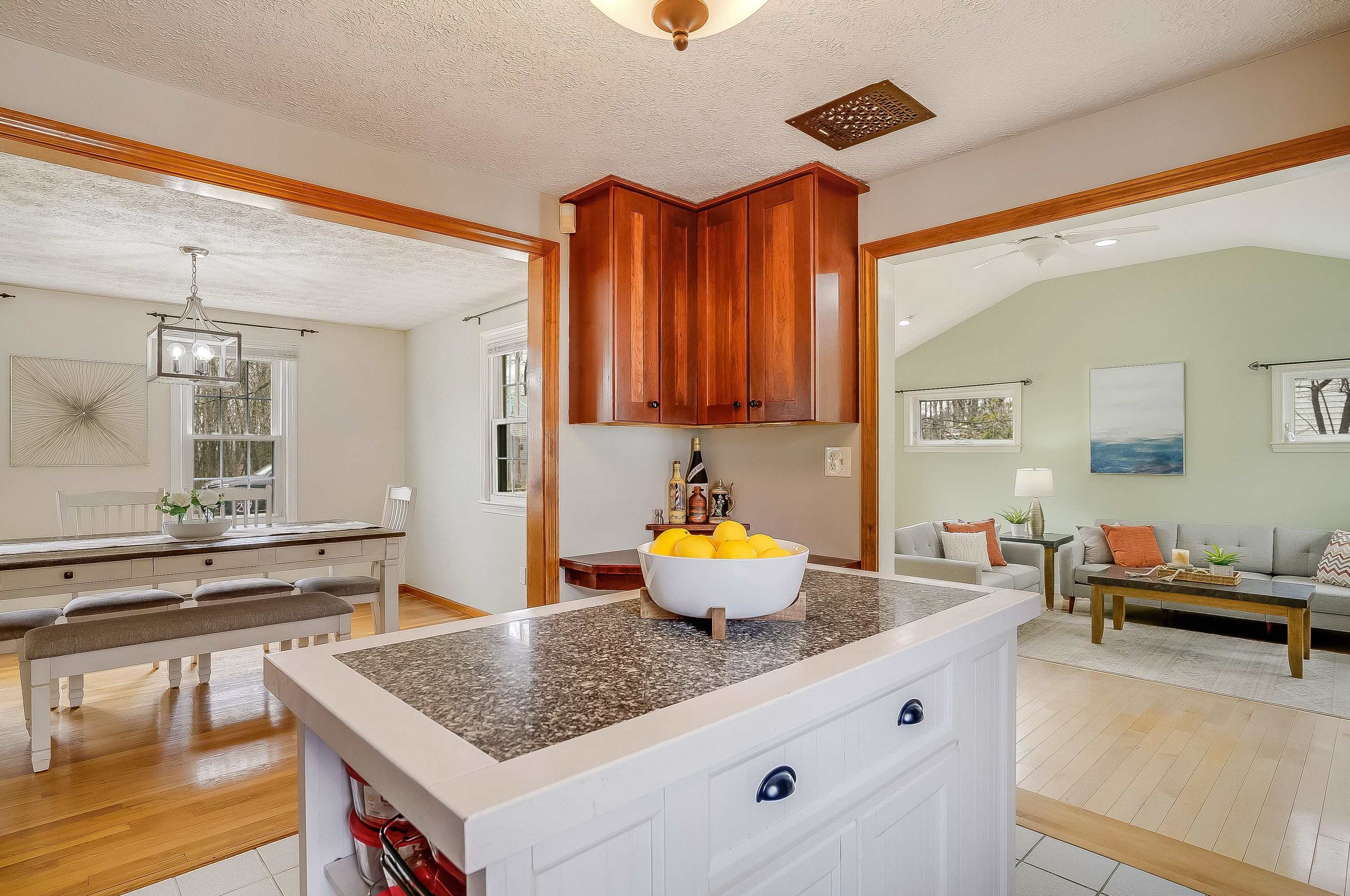 426 Medford St, Manchester NH  03109-4528 exterior