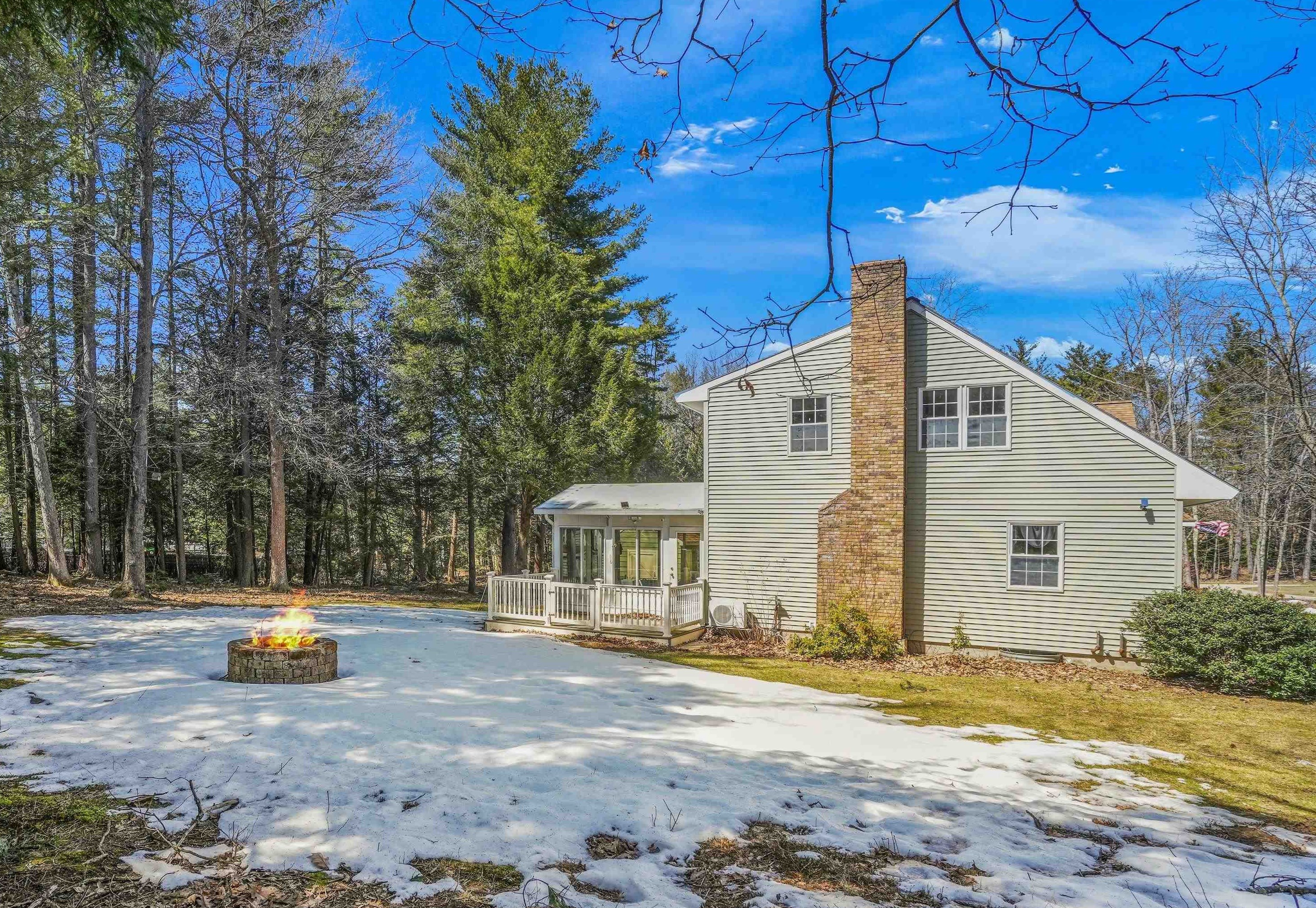 11 Courtland Ave, Hudson NH  03052-1042 exterior