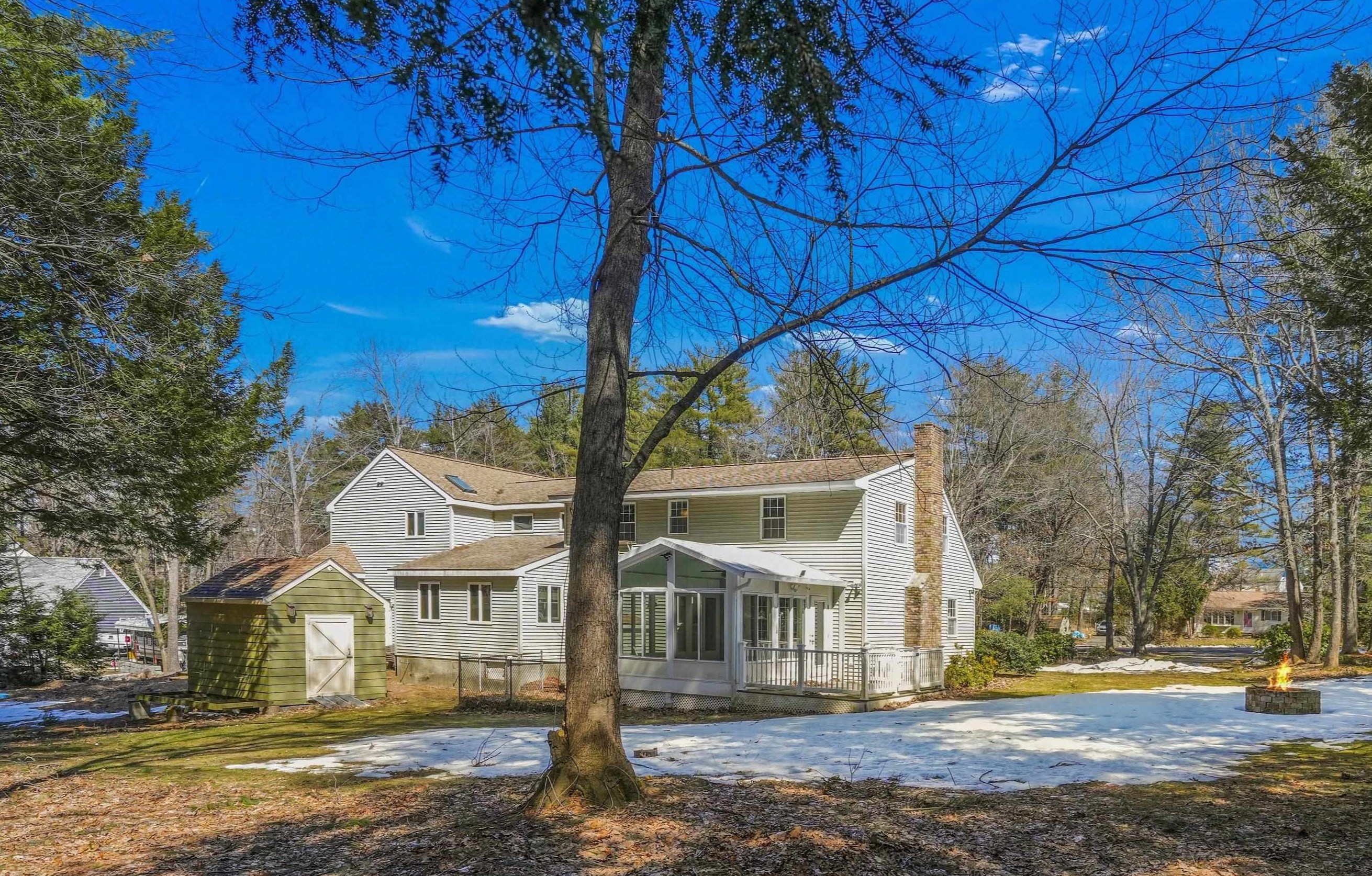 11 Courtland Ave, Hudson NH  03052-1042 exterior