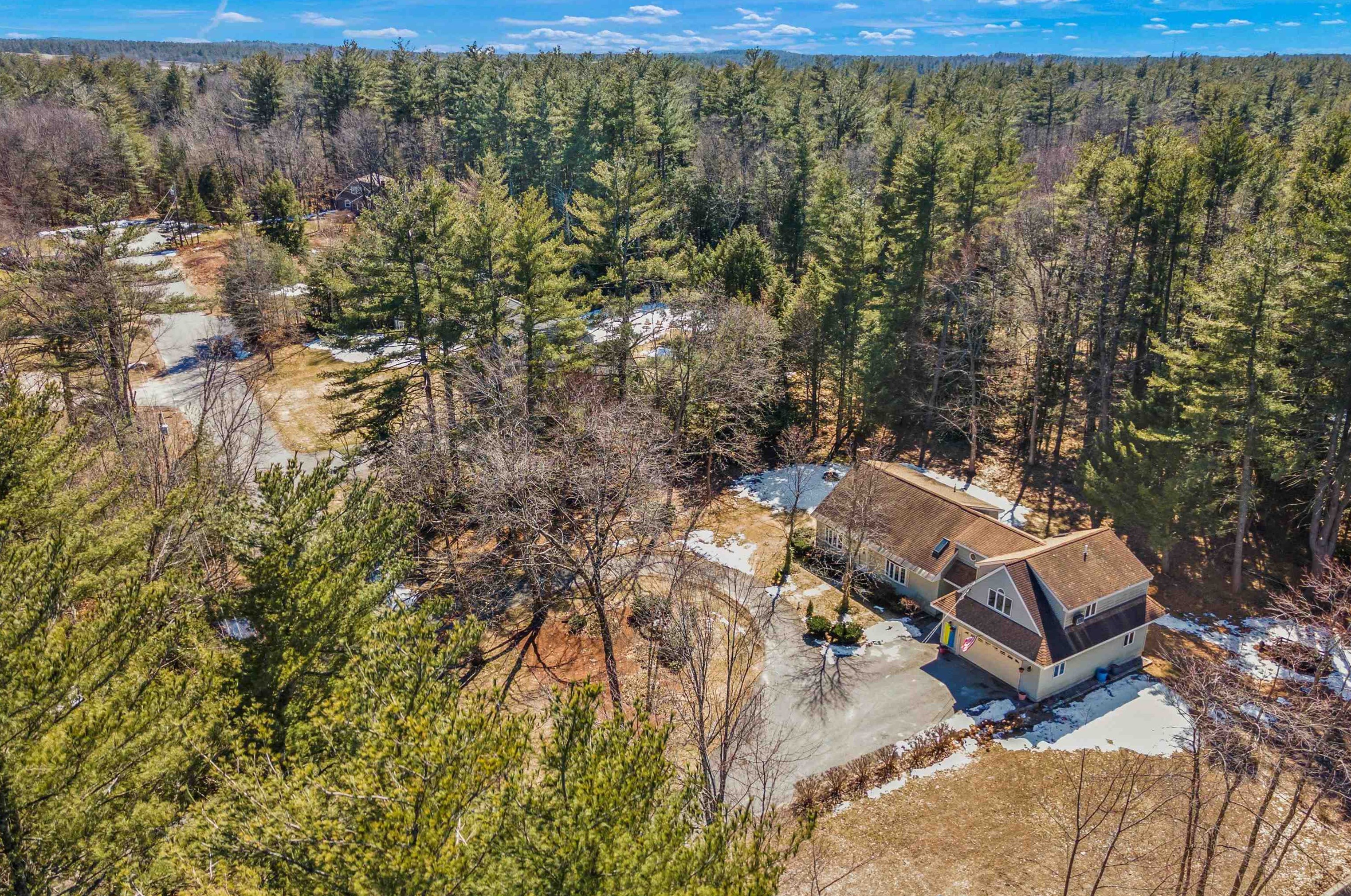 11 Courtland Ave, Hudson NH  03052-1042 exterior