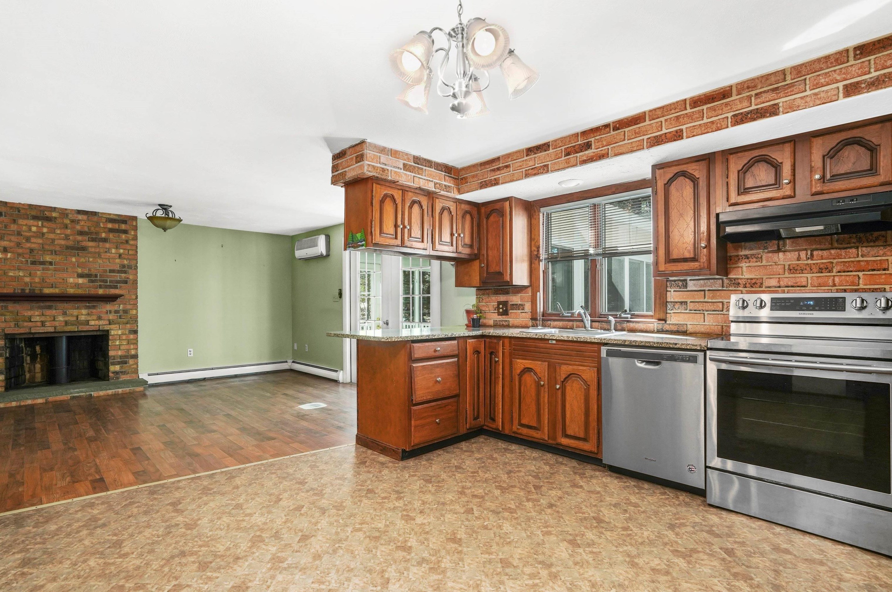 11 Courtland Ave, Hudson NH  03052-1042 exterior