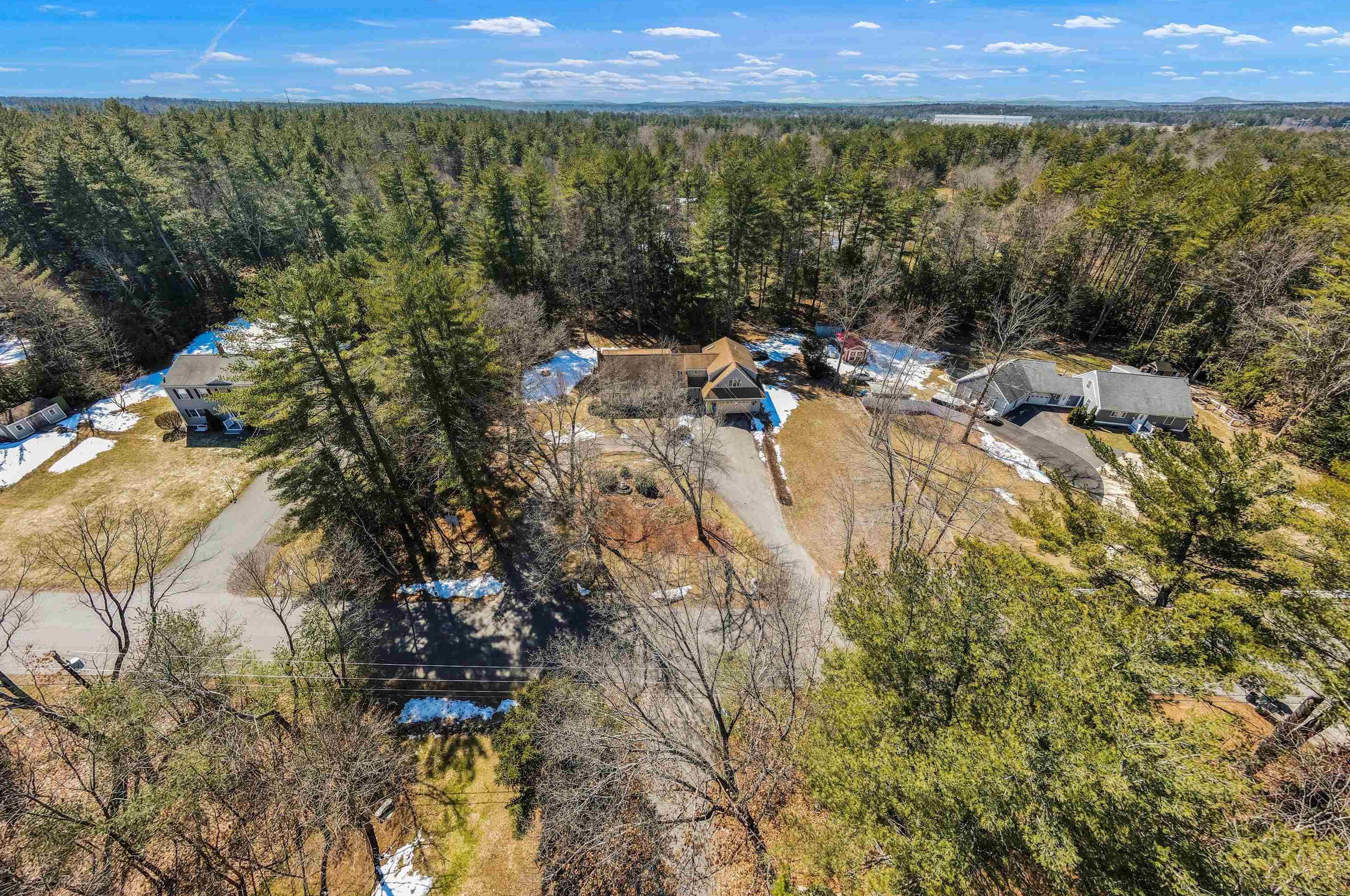 11 Courtland Ave, Hudson NH  03052-1042 exterior