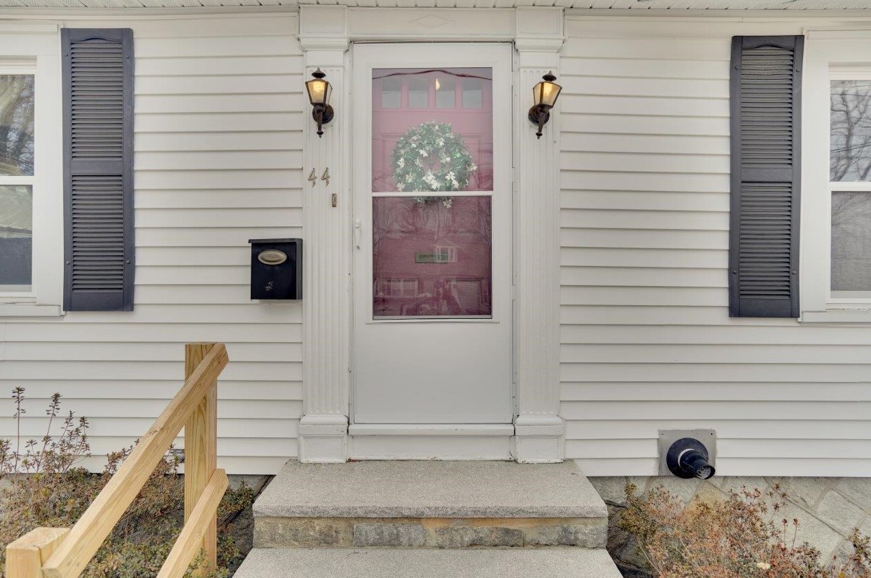 44 Cypress St, Manchester NH  03103-3714 exterior