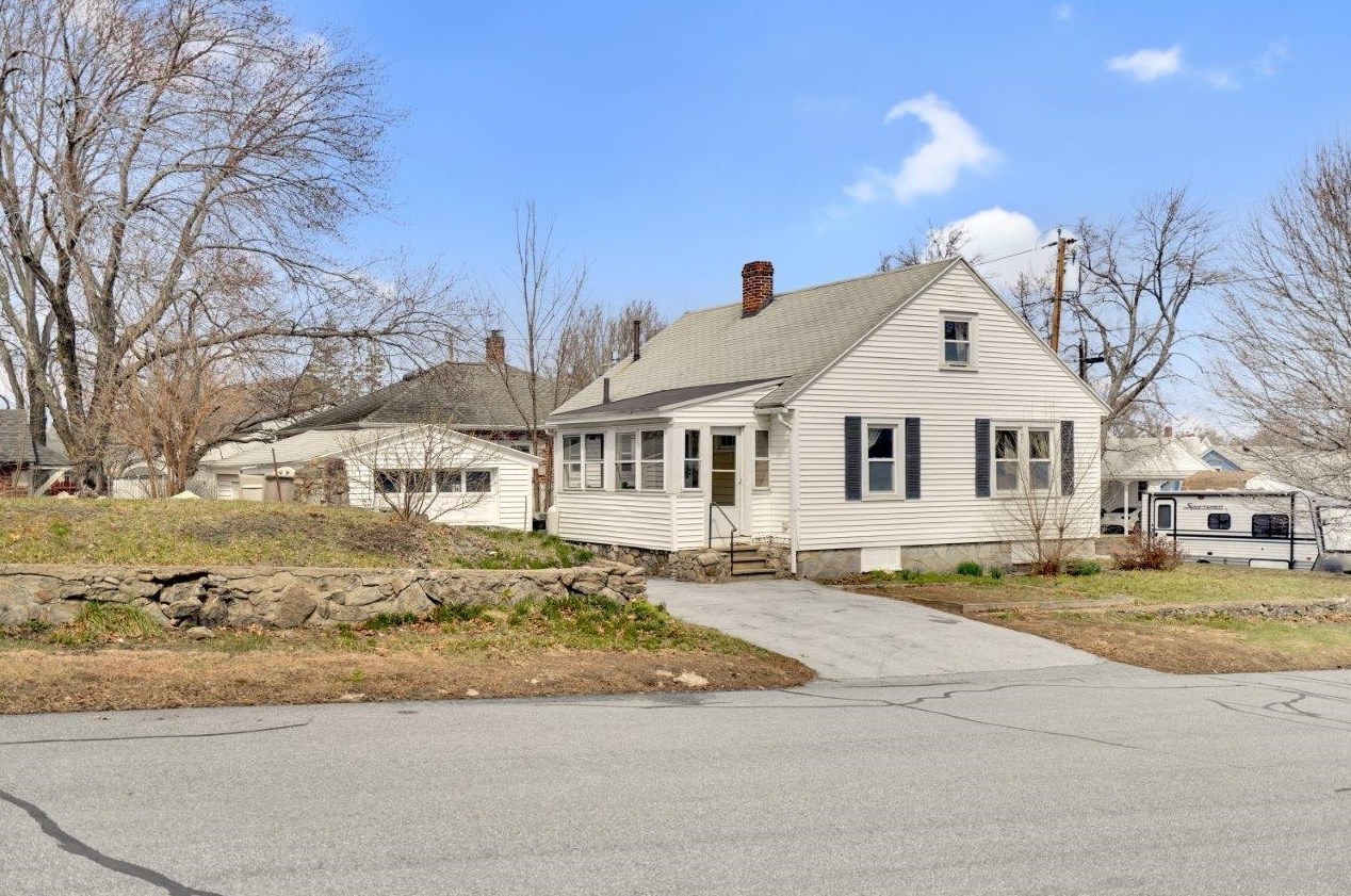 44 Cypress St, Manchester NH  03103-3714 exterior